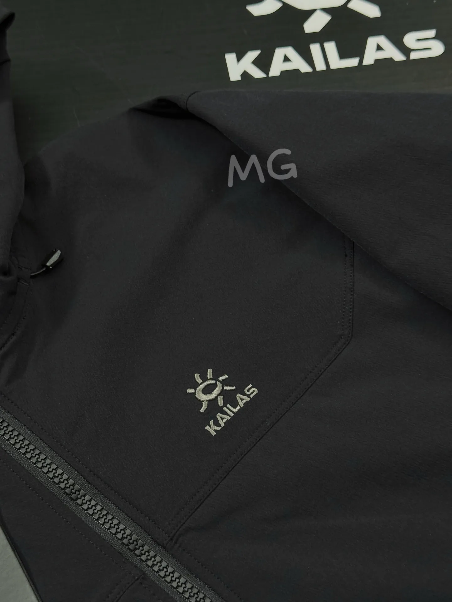 M8 Series Hooded Softshell Outdoor Jacket D35019347 — view 3