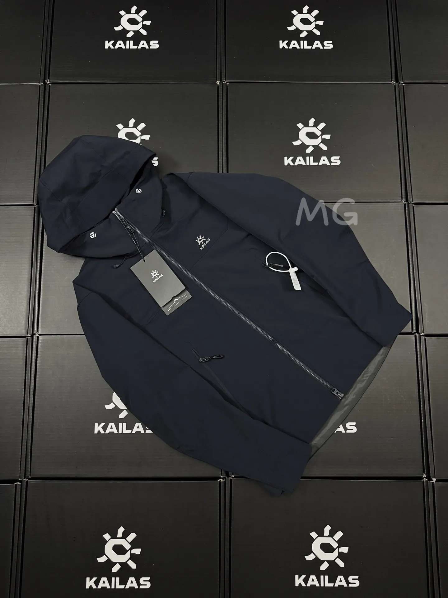 M8 Series Hooded Softshell Outdoor Jacket D35019346 — view 2