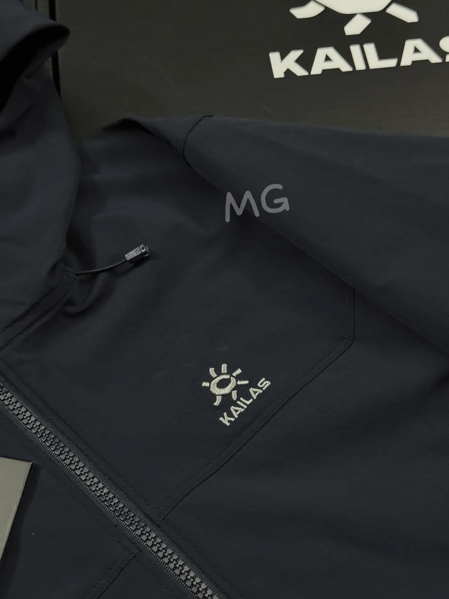 M8 Series Hooded Softshell Outdoor Jacket D35019346 — view 3