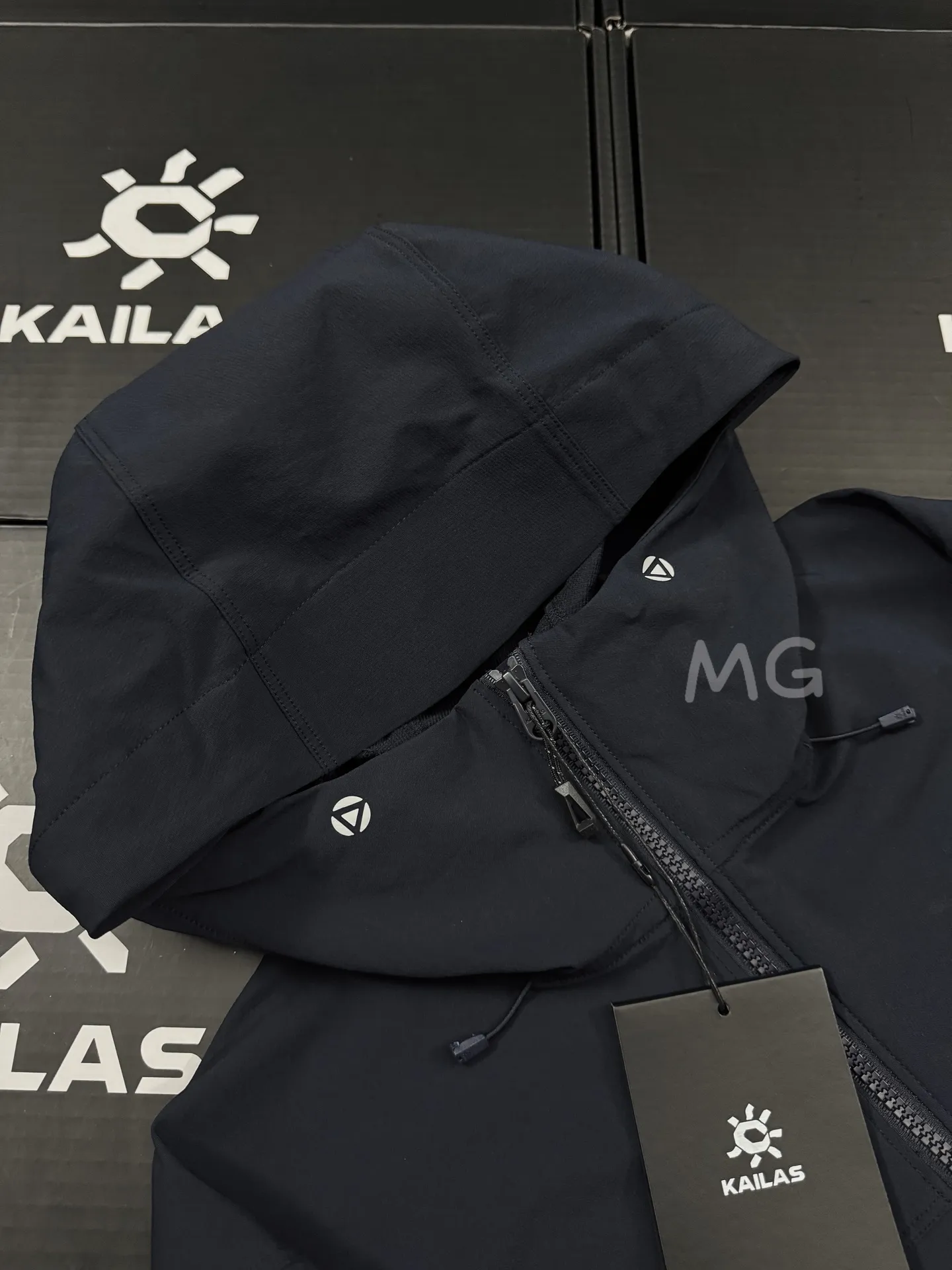 M8 Series Hooded Softshell Outdoor Jacket D35019346 — view 4
