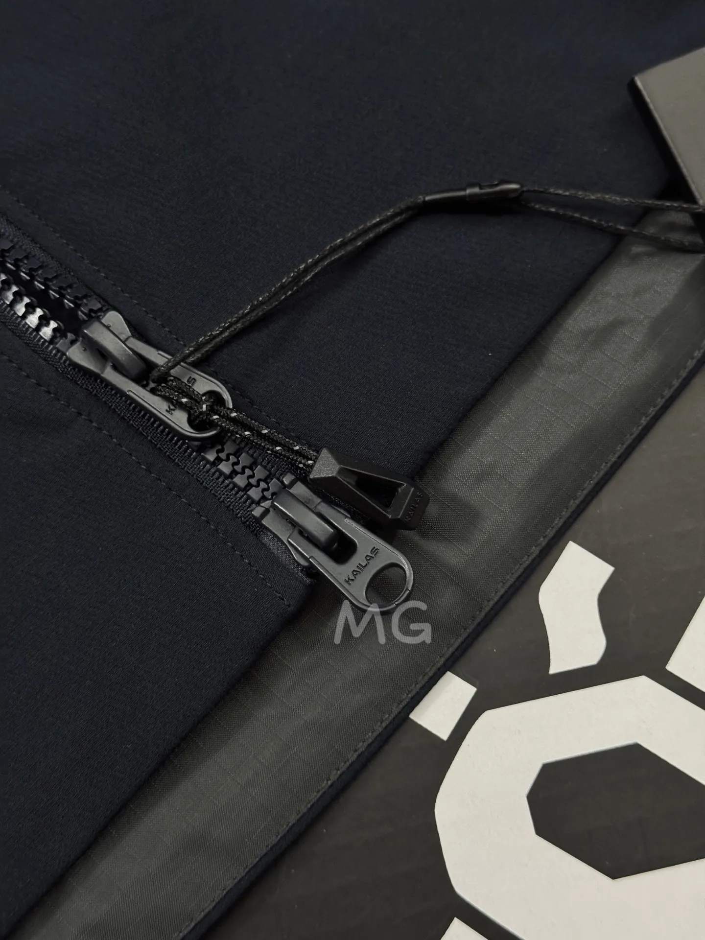 M8 Series Hooded Softshell Outdoor Jacket D35019346 — view 6