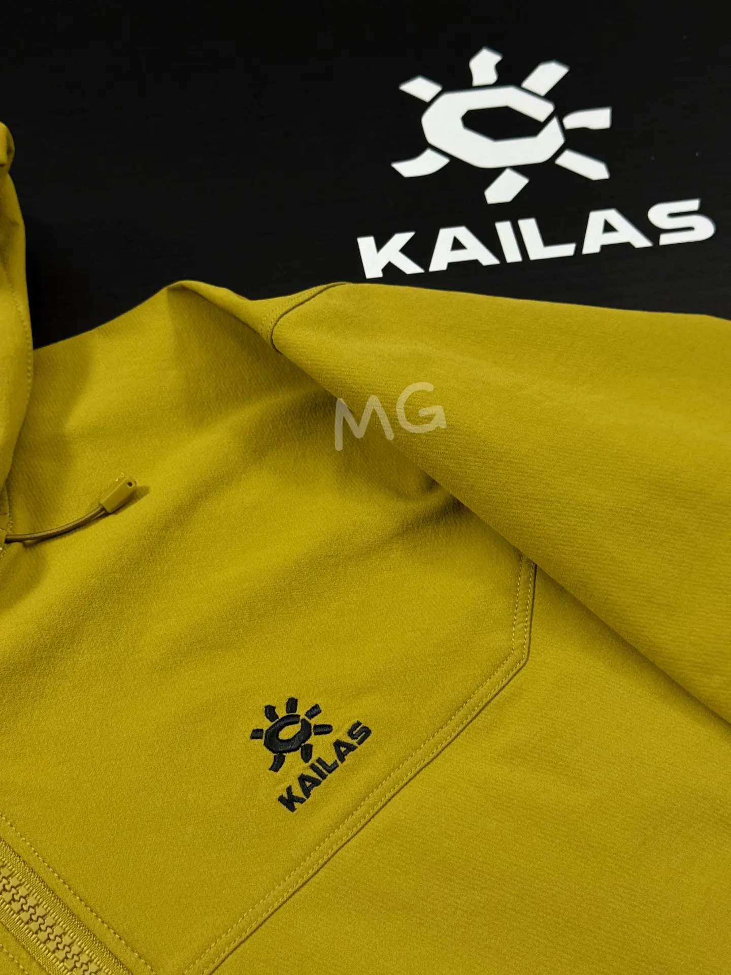 M8 Series Hooded Softshell Outdoor Jacket D35019345 — view 3