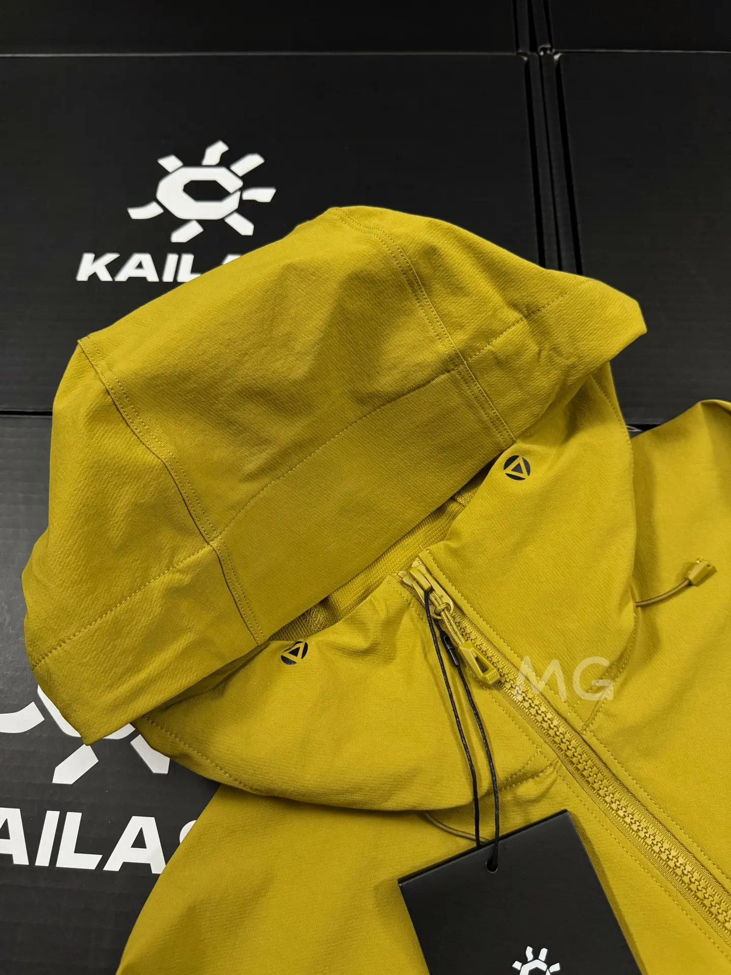 M8 Series Hooded Softshell Outdoor Jacket D35019345 — view 4