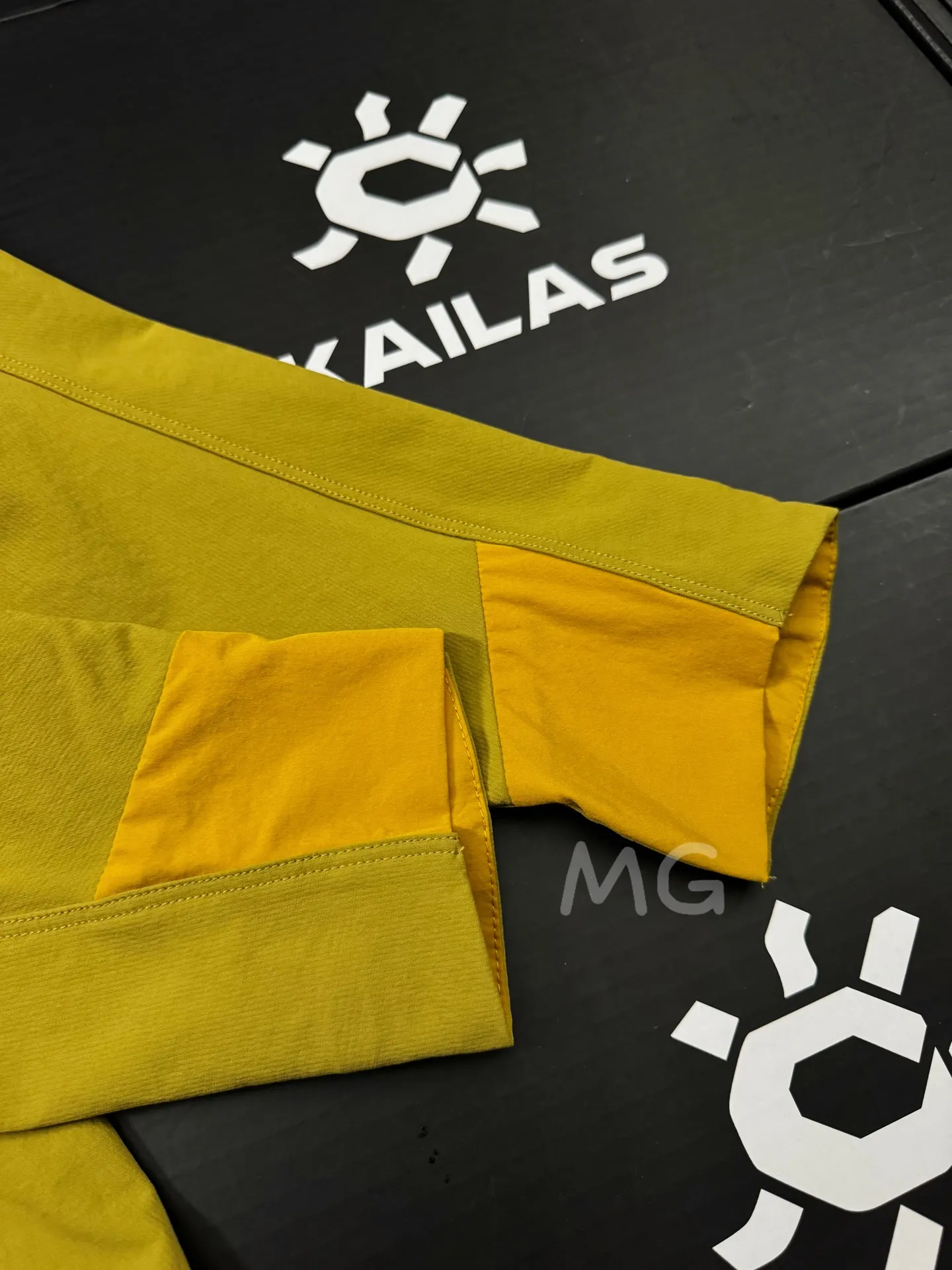 M8 Series Hooded Softshell Outdoor Jacket D35019345 — view 5