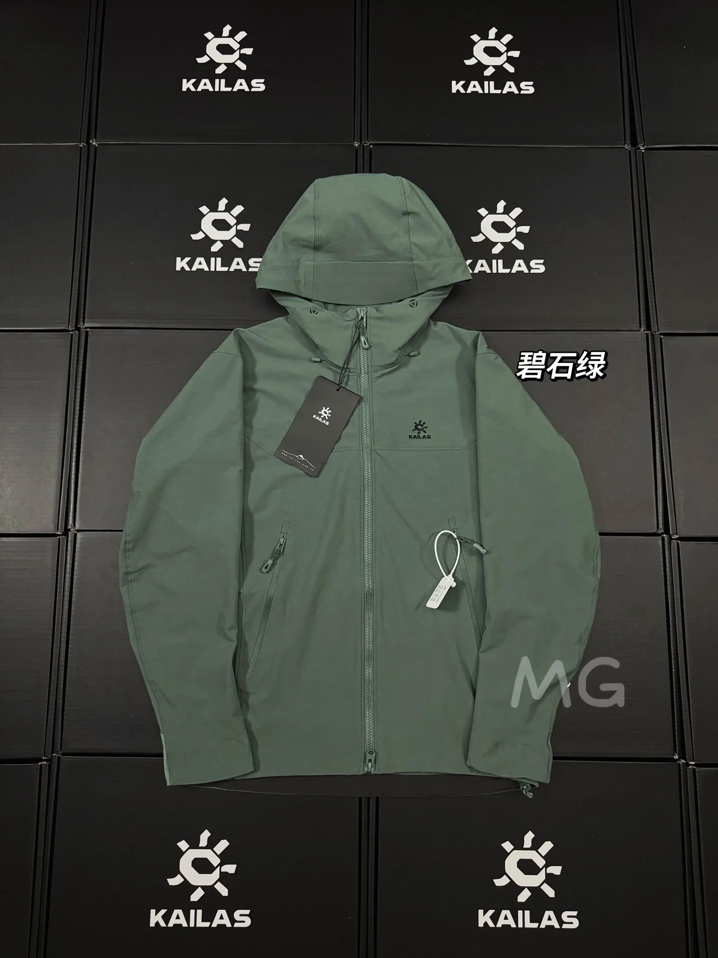 M8 Series Hooded Softshell Trekking Jacket D35019348