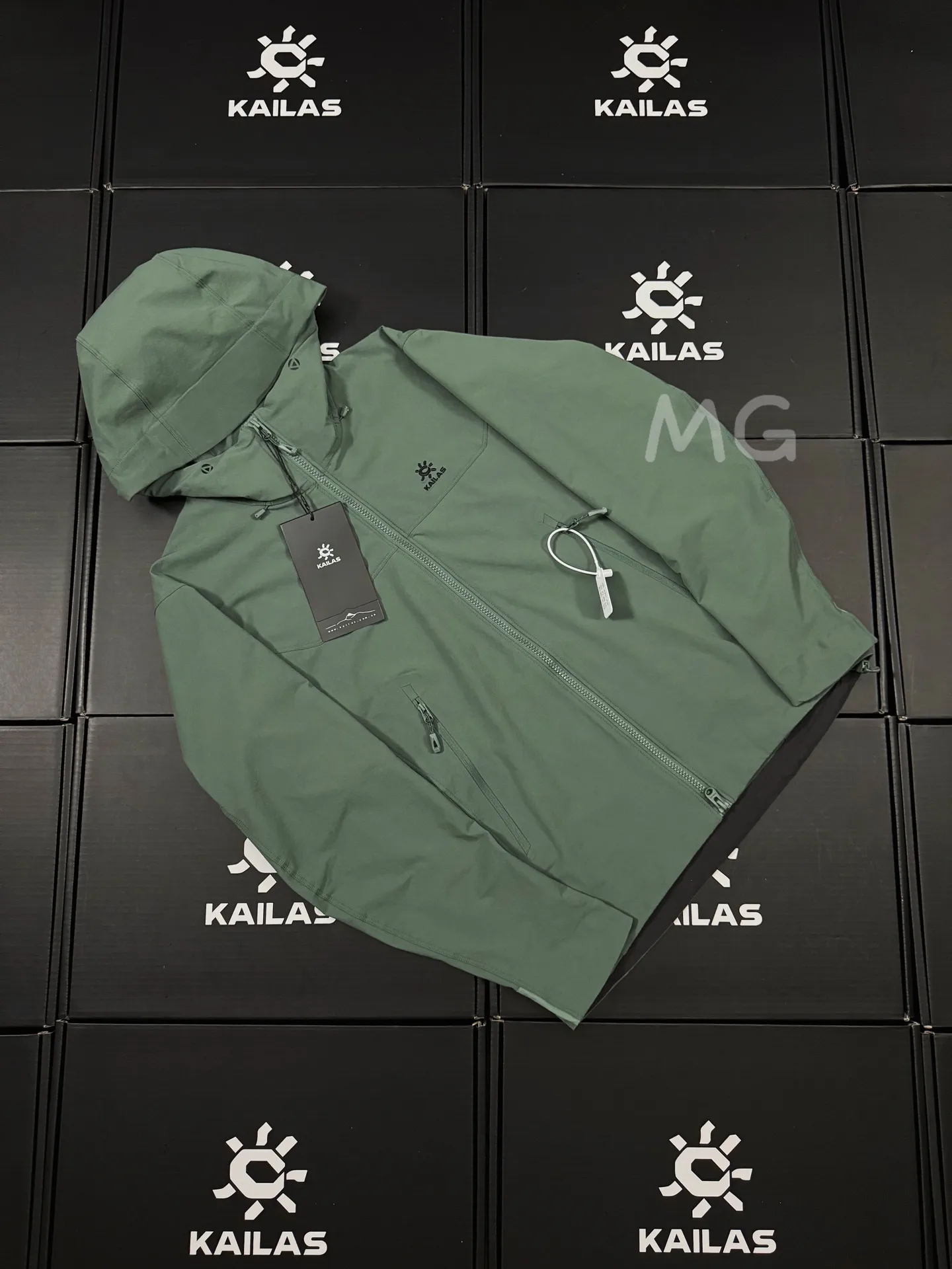 M8 Series Hooded Softshell Trekking Jacket D35019348 — view 2