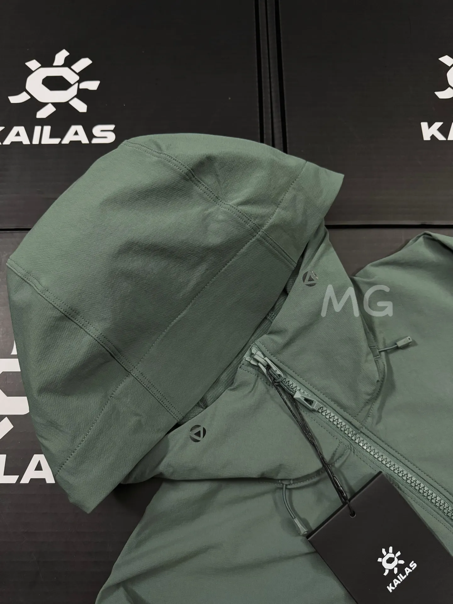 M8 Series Hooded Softshell Trekking Jacket D35019348 — view 3