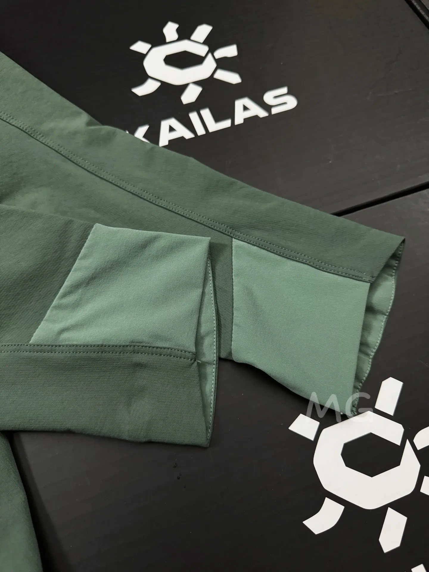 M8 Series Hooded Softshell Trekking Jacket D35019348 — view 4