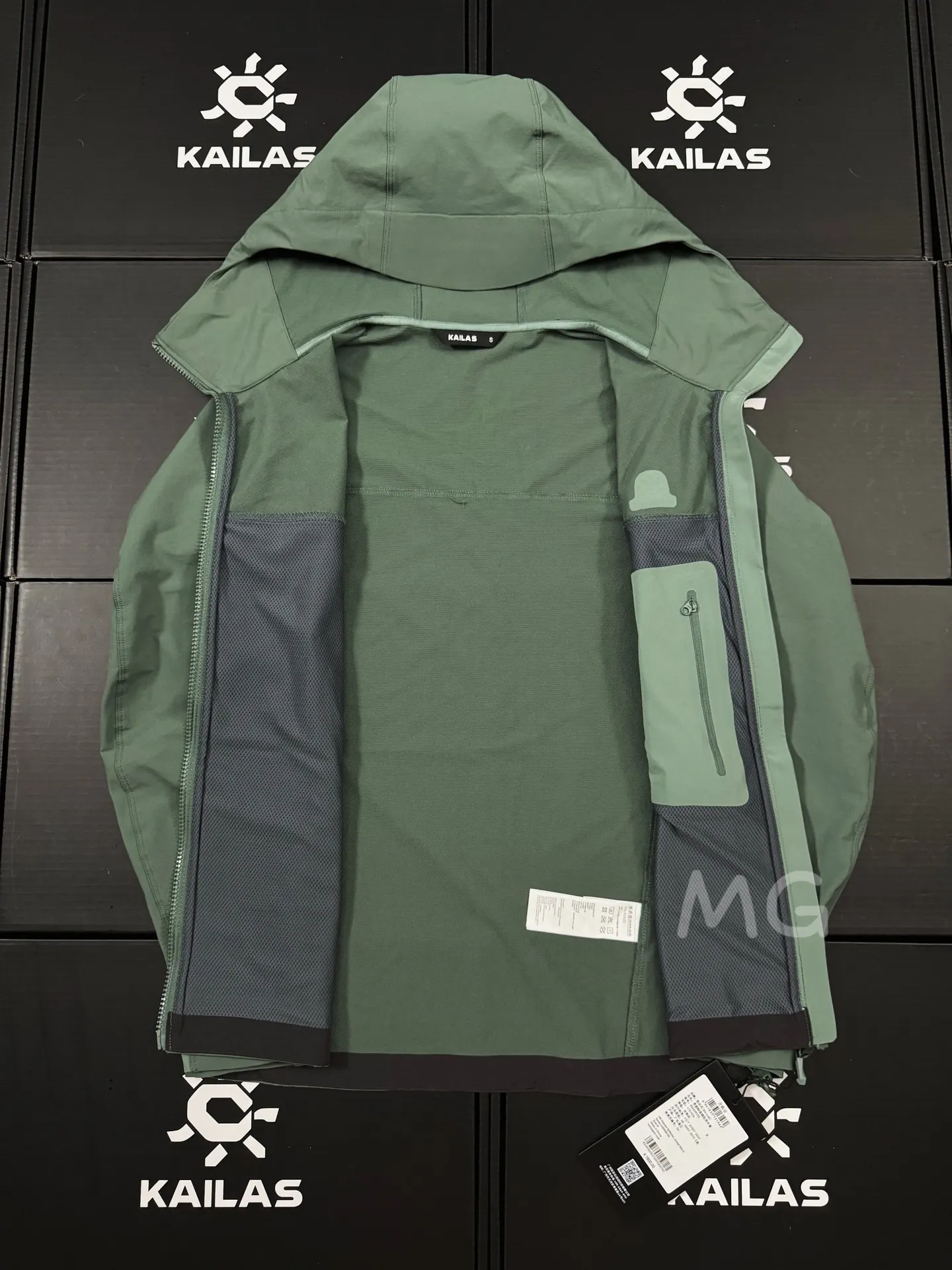 M8 Series Hooded Softshell Trekking Jacket D35019348 — view 7