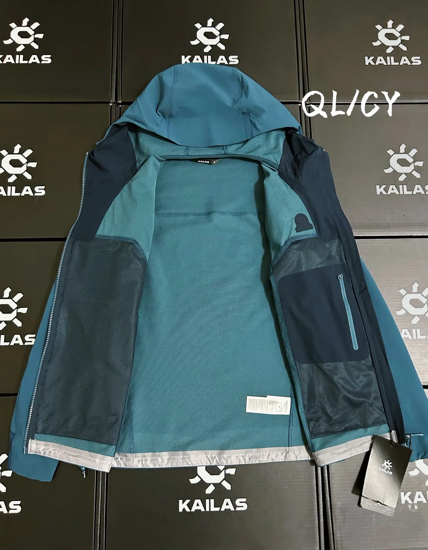 M8 Hooded Softshell Outdoor Jacket D36019563 — view 2