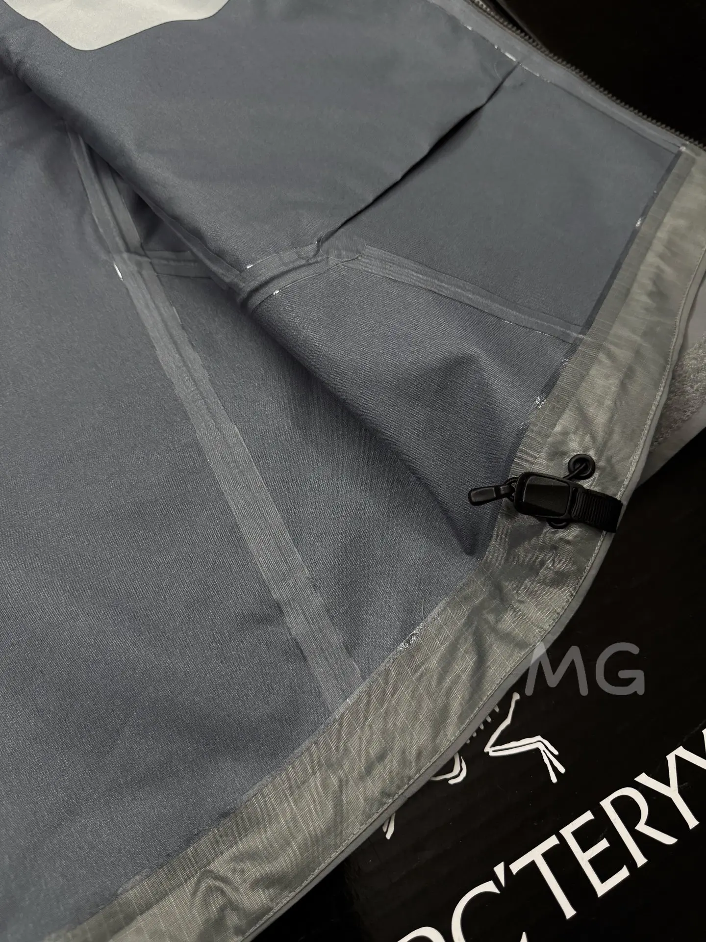Beta SL GORE-TEX Hooded Shell Jacket D36019365 — view 9