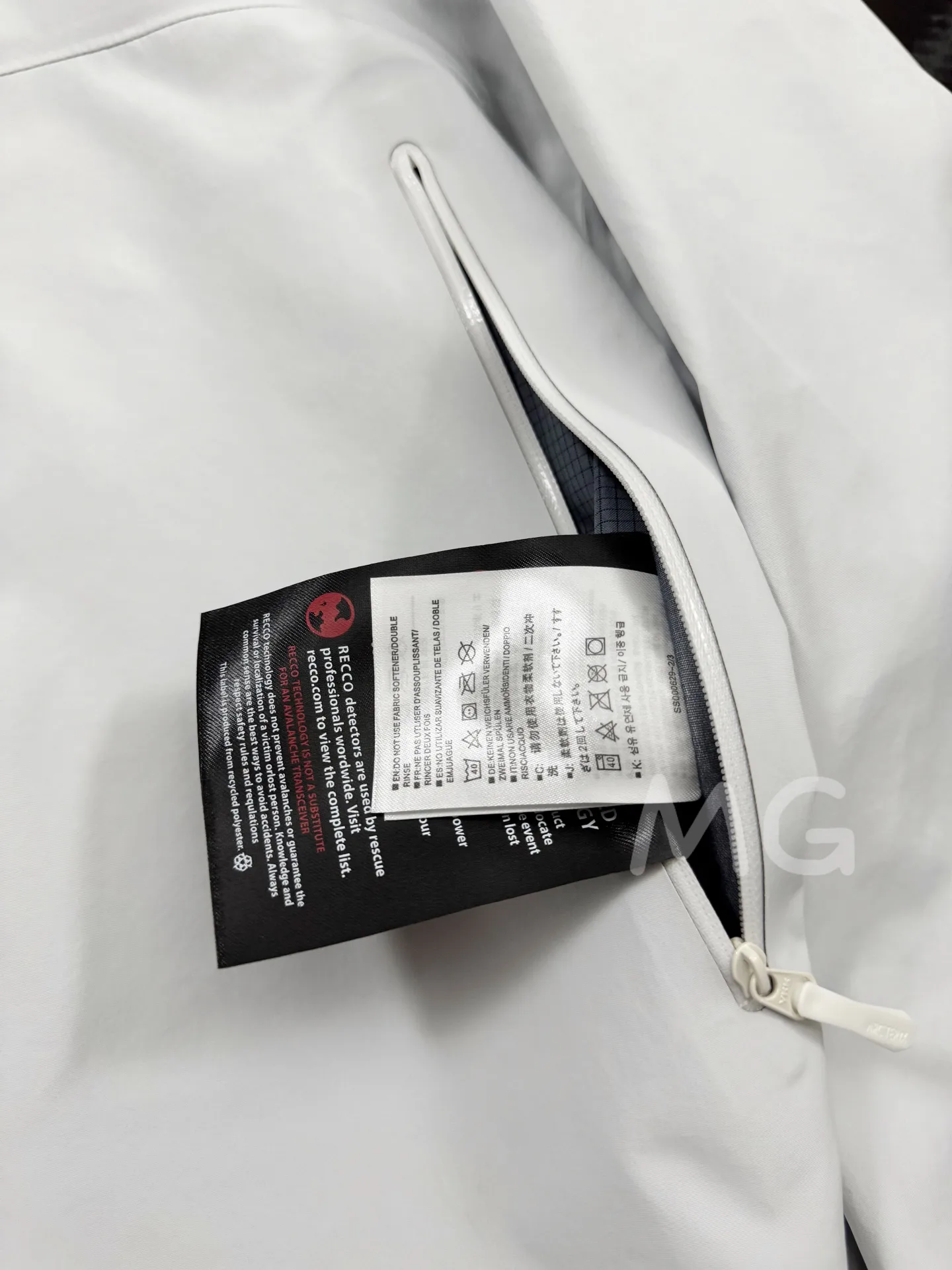 Beta SL GORE-TEX Hooded Shell Jacket D36019364 — view 7
