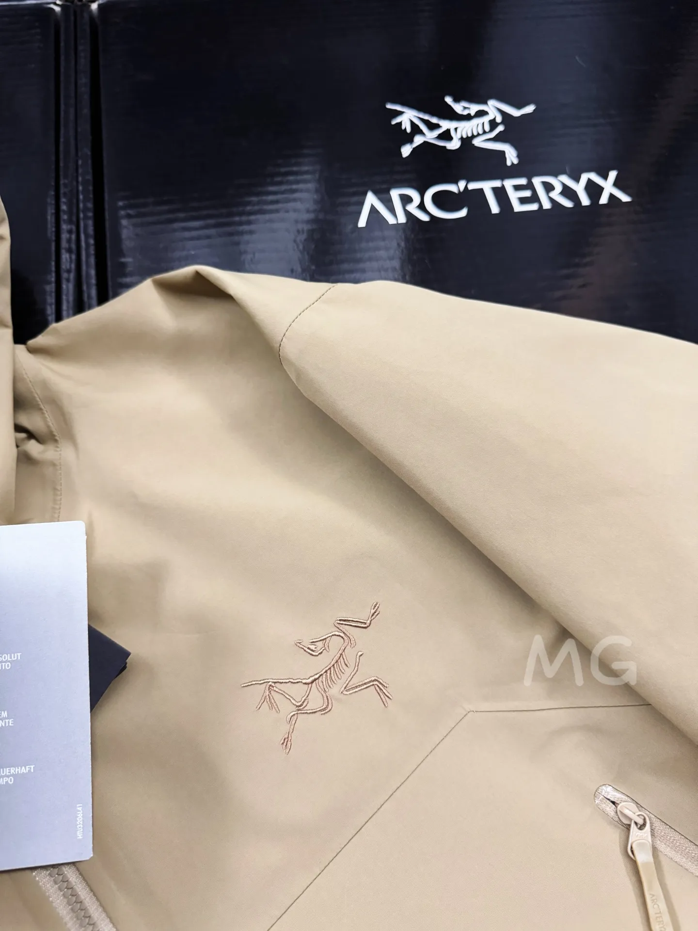 Beta SL GORE-TEX Hooded Shell Jacket D36019367 — view 4