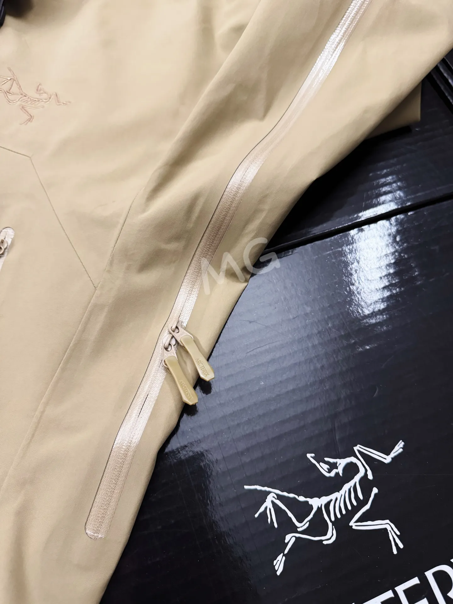 Beta SL GORE-TEX Hooded Shell Jacket D36019367 — view 6