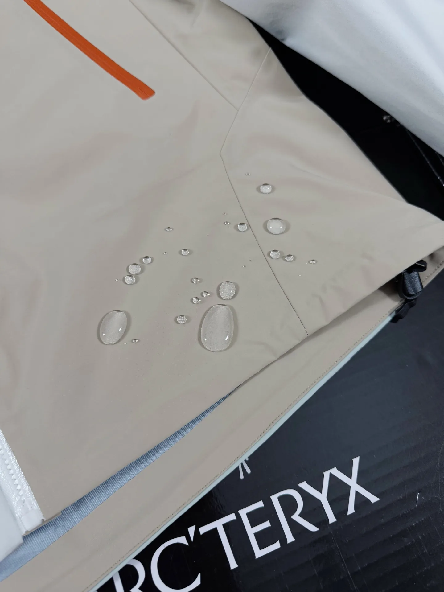 Beta Lightweight Gore-Tex Color-Block Shell Jacket D36019421 — view 7