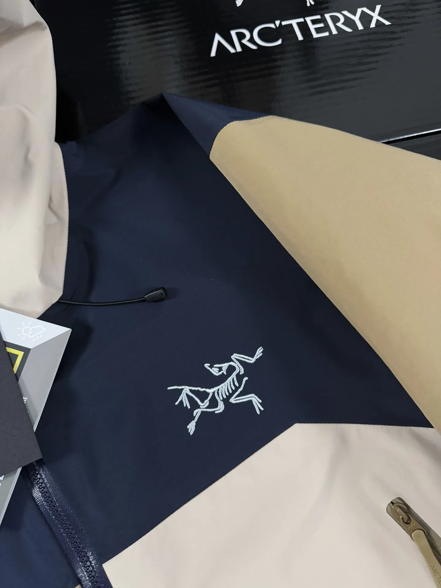 Beta Lightweight GORE-TEX Color-Block Shell Jacket D36019423 — view 3