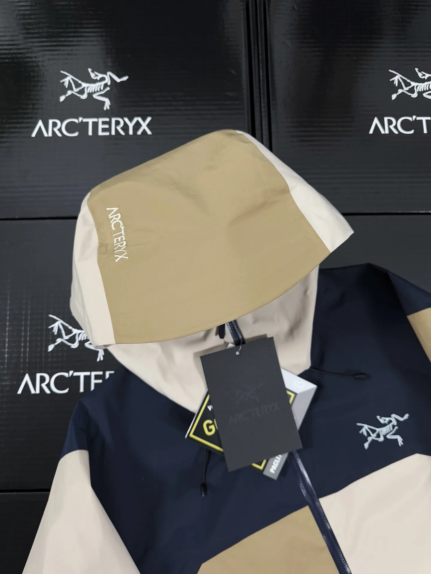 Beta Lightweight GORE-TEX Color-Block Shell Jacket D36019423 — view 4