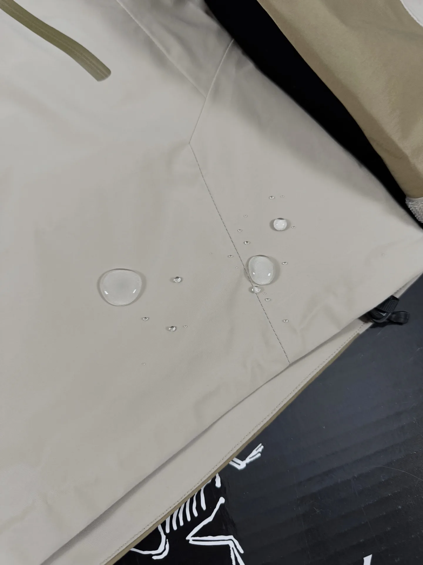 Beta Lightweight GORE-TEX Color-Block Shell Jacket D36019423 — view 5