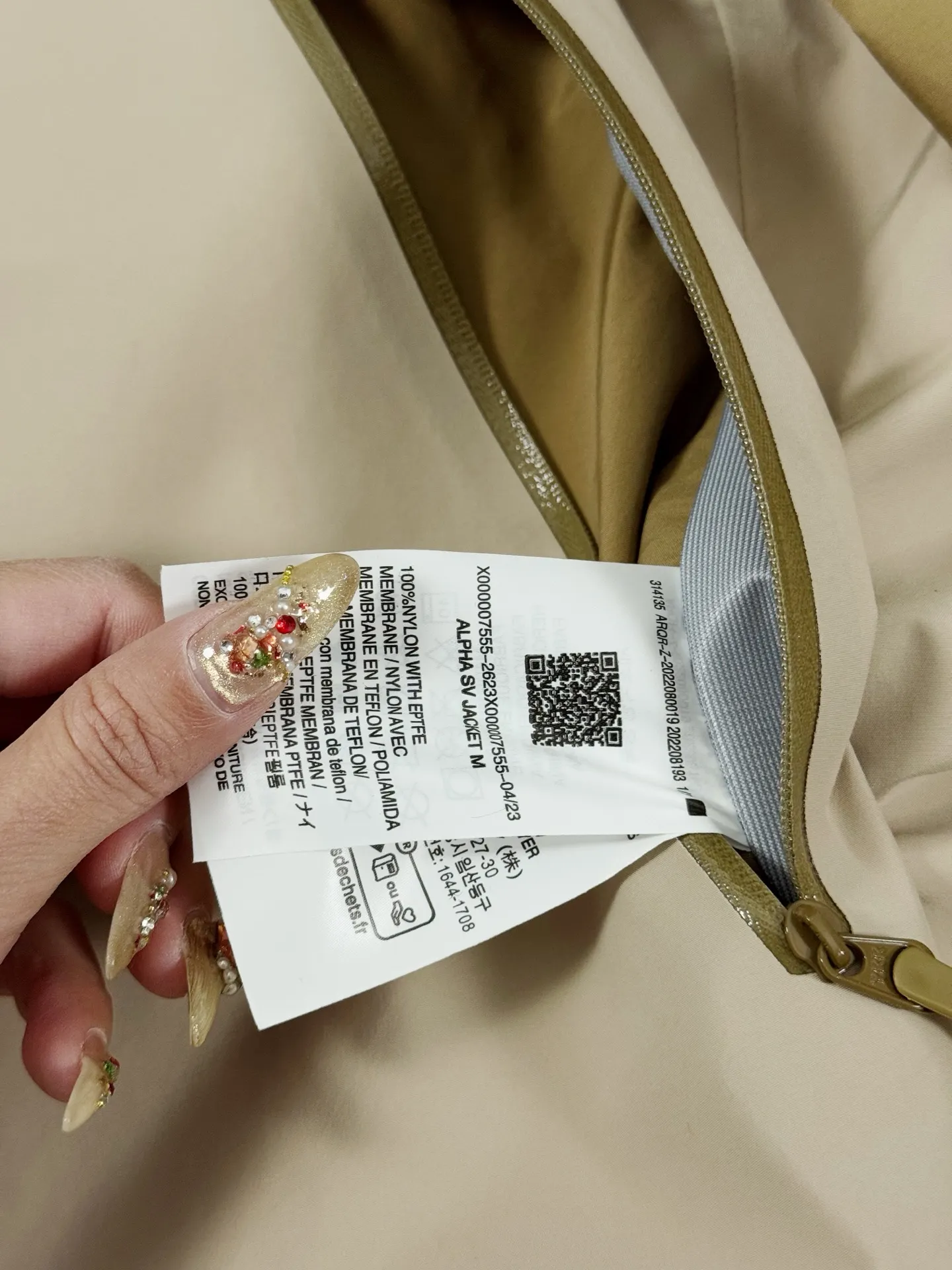 Beta Lightweight GORE-TEX Color-Block Shell Jacket D36019423 — view 8
