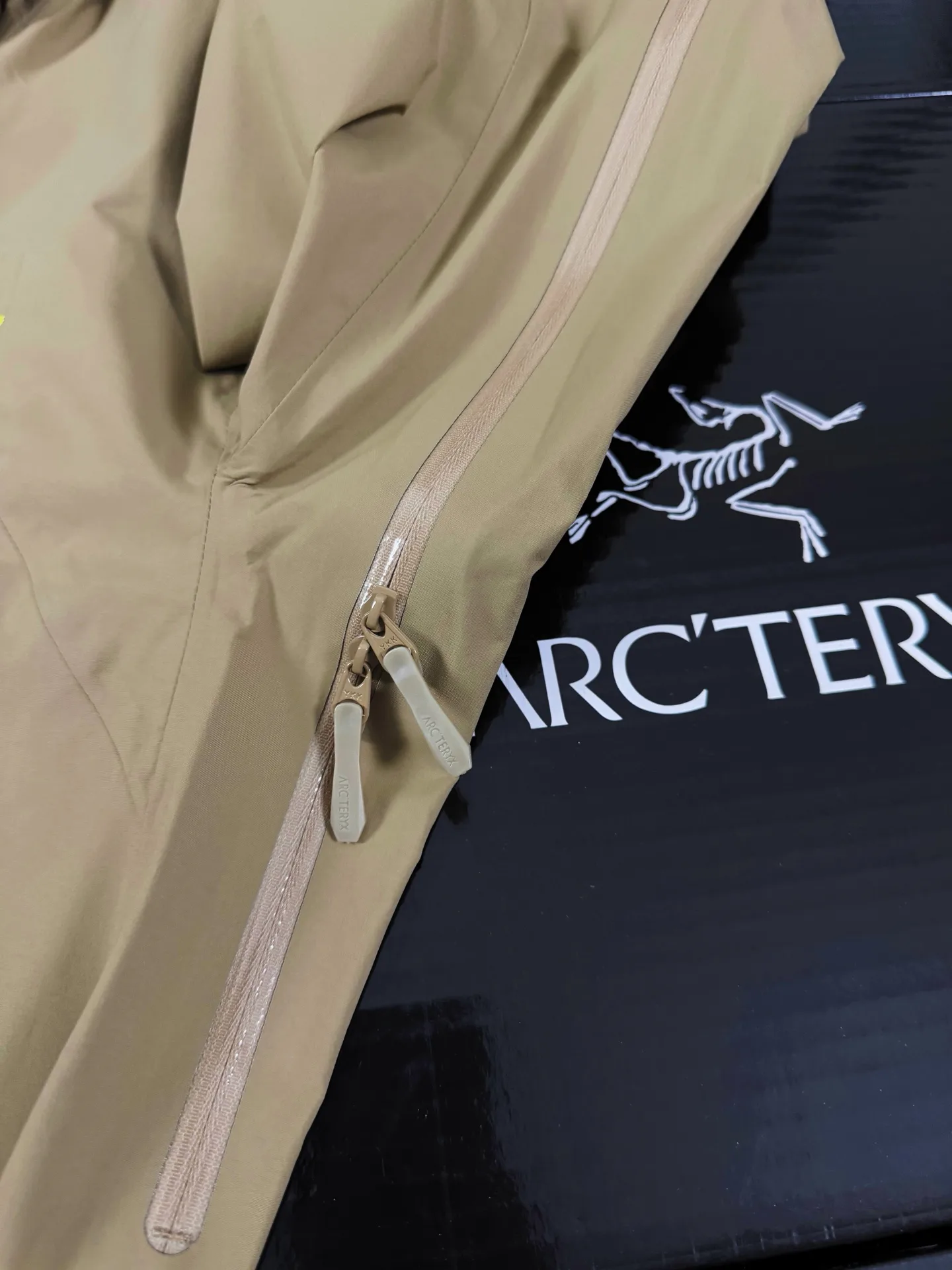 Beta Lightweight GORE-TEX Hooded Shell Jacket D36019414 — view 6
