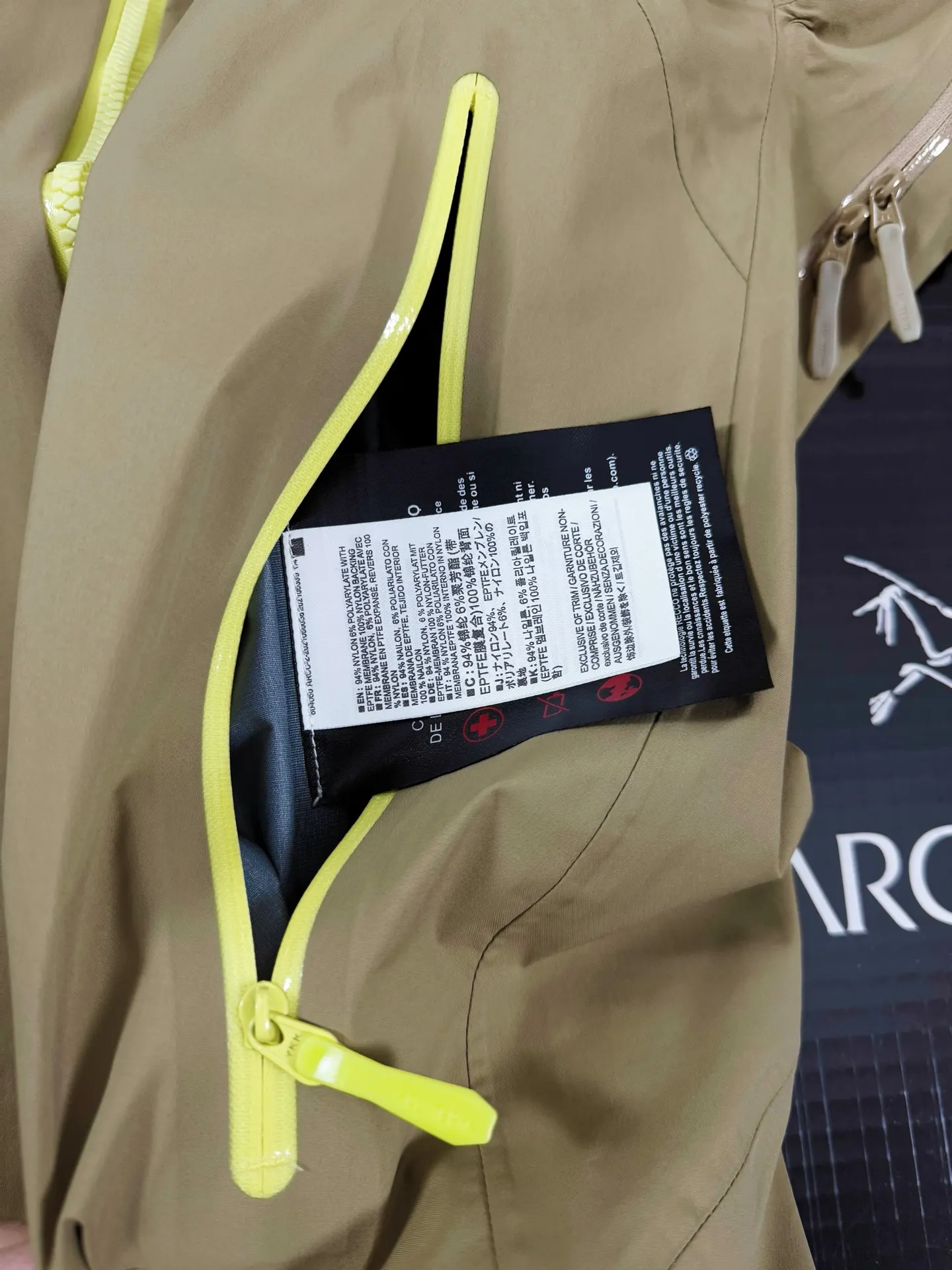 Beta Lightweight GORE-TEX Hooded Shell Jacket D36019414 — view 7