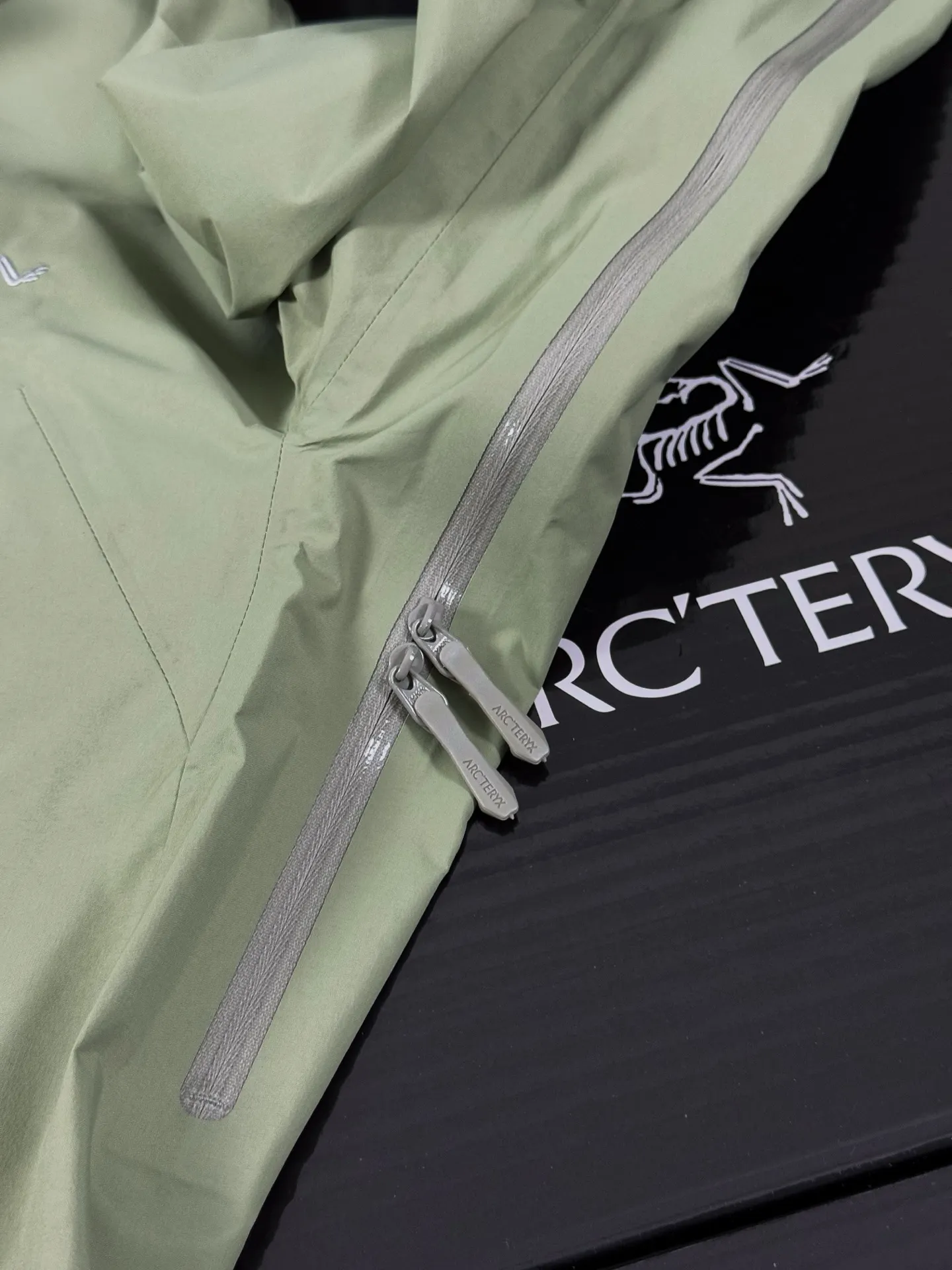 Beta Lightweight GORE-TEX Hooded Shell Jacket D36019415 — view 4