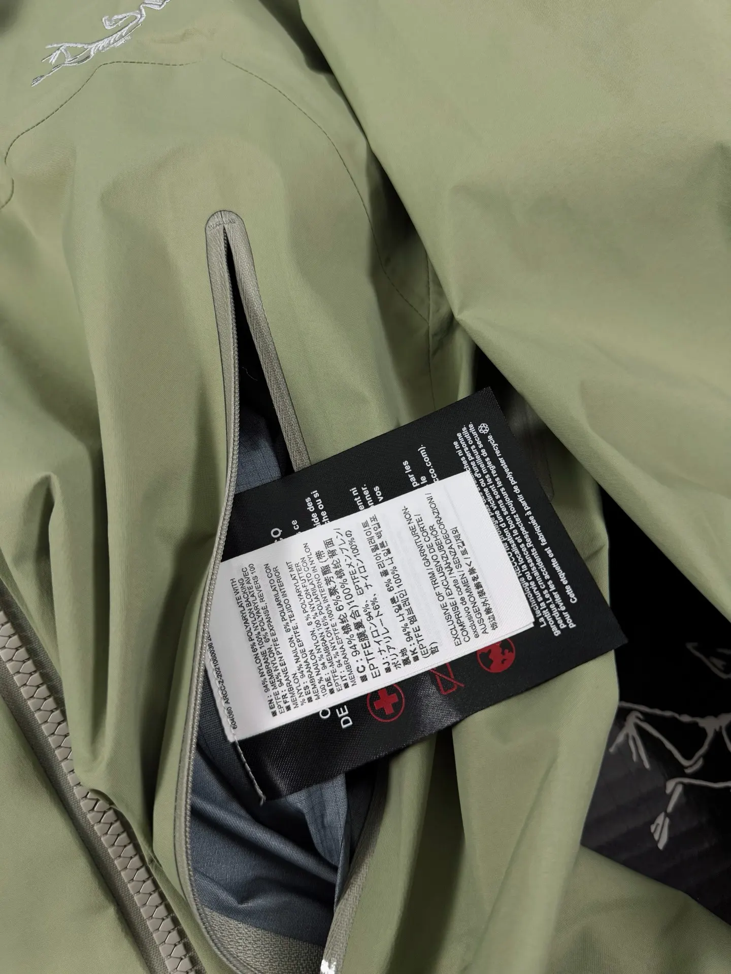 Beta Lightweight GORE-TEX Hooded Shell Jacket D36019415 — view 7