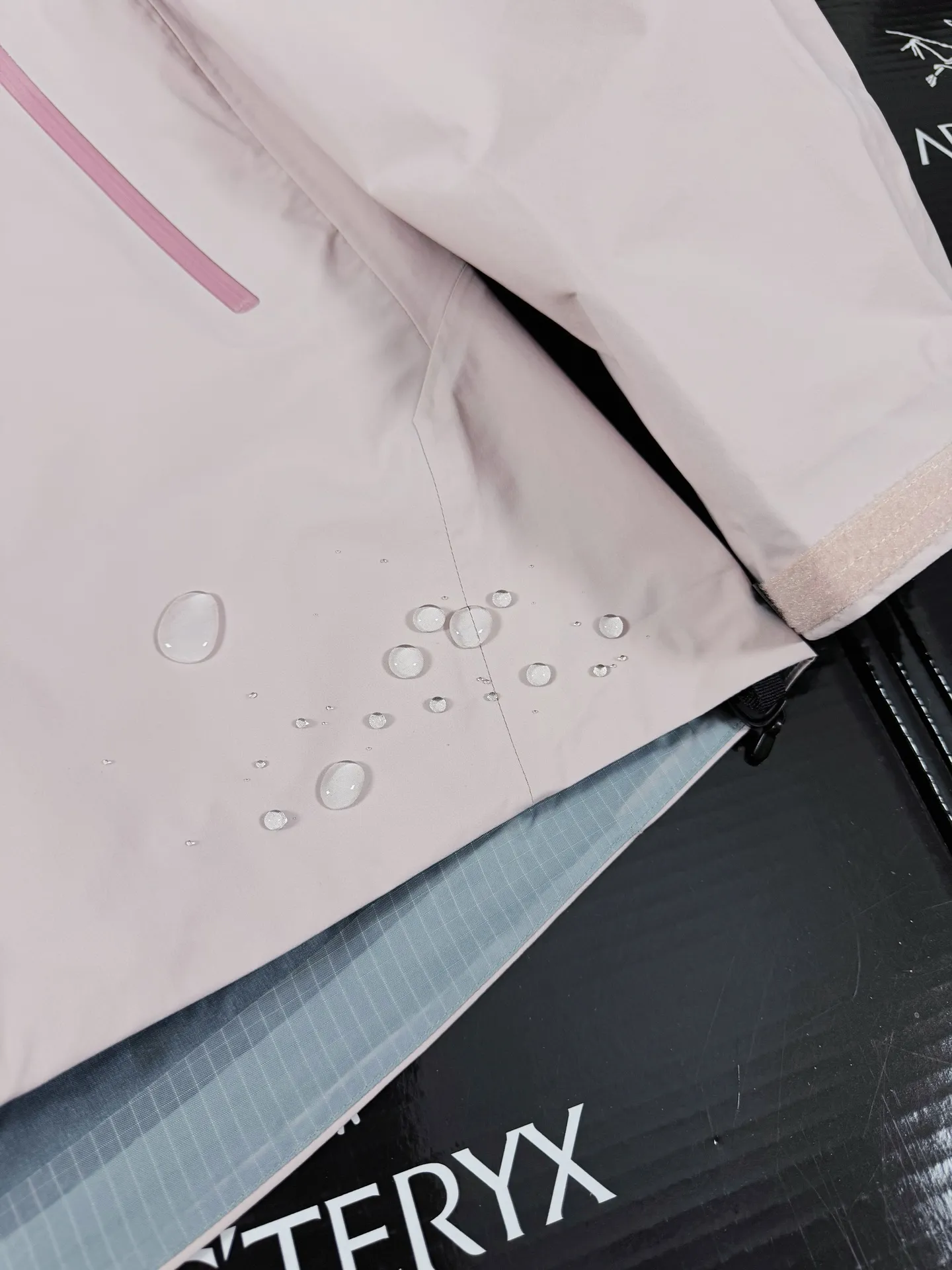 Beta Lightweight GORE-TEX Hooded Jacket D36019419 — view 4