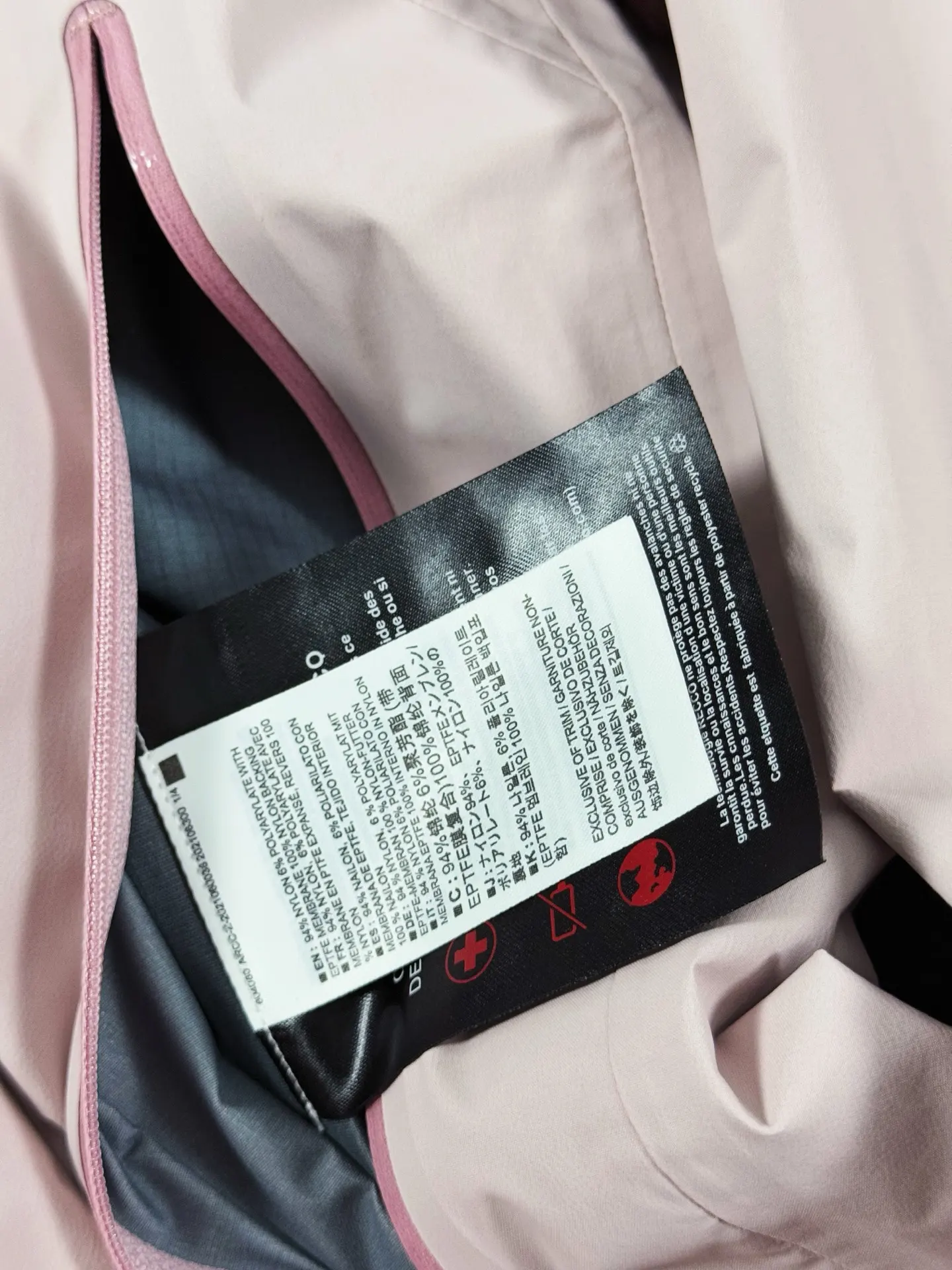 Beta Lightweight GORE-TEX Hooded Jacket D36019419 — view 7