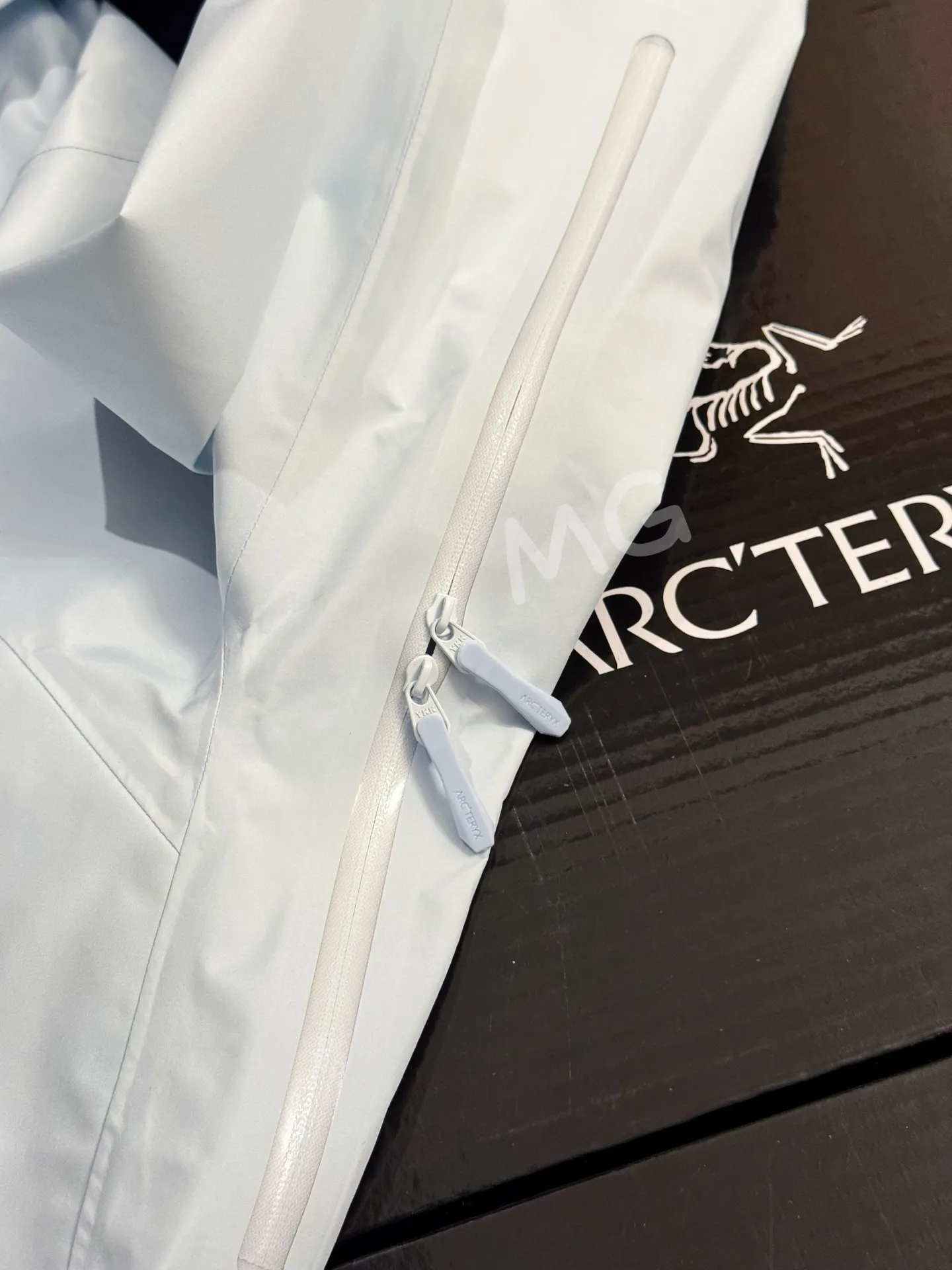 Beta Lightweight GORE-TEX Hooded Jacket D36019413 — view 6