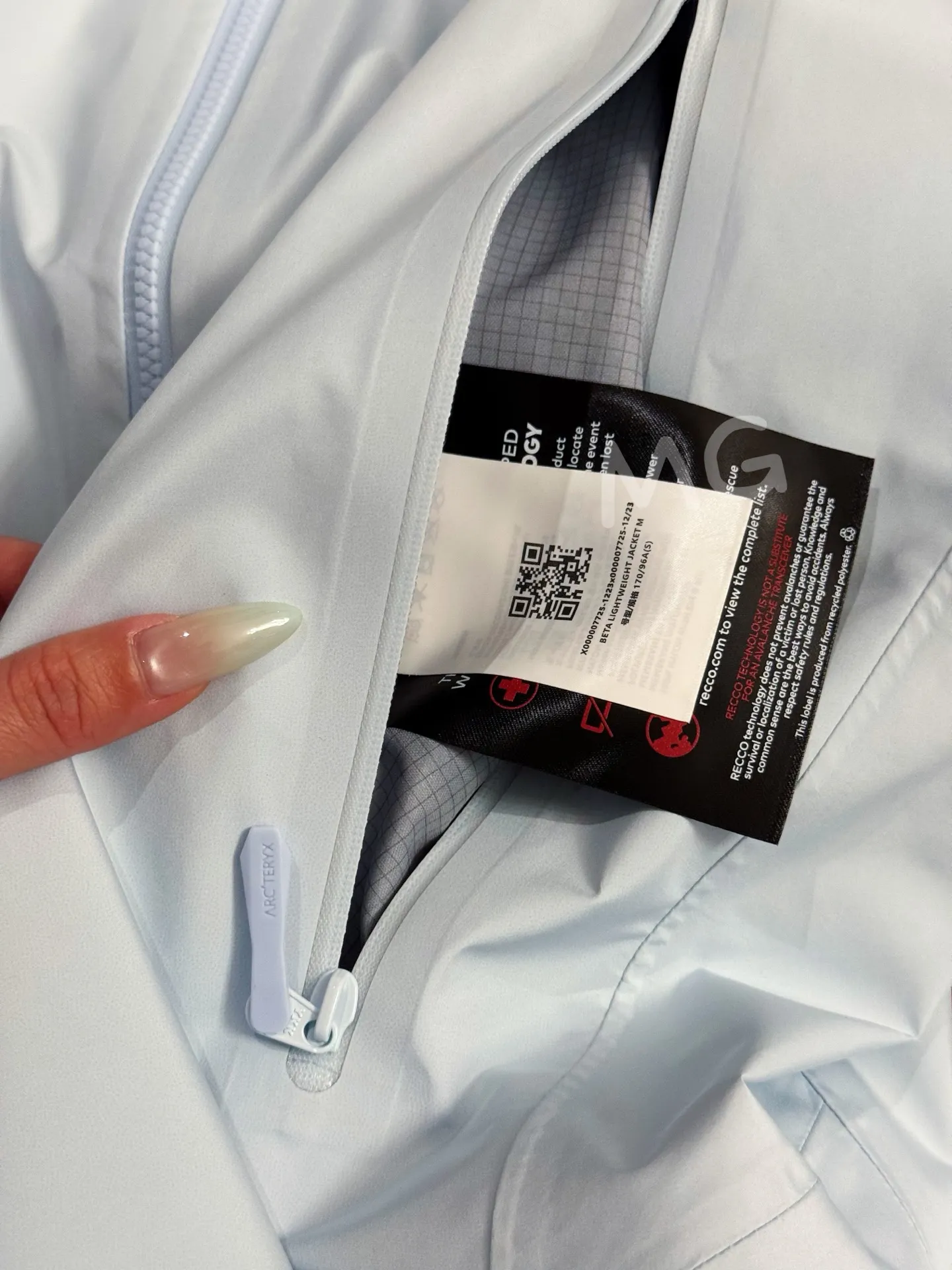 Beta Lightweight GORE-TEX Hooded Jacket D36019413 — view 7