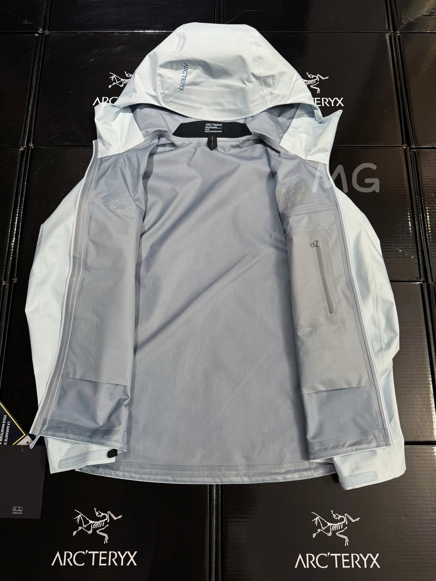 Beta Lightweight GORE-TEX Hooded Jacket D36019413 — view 8