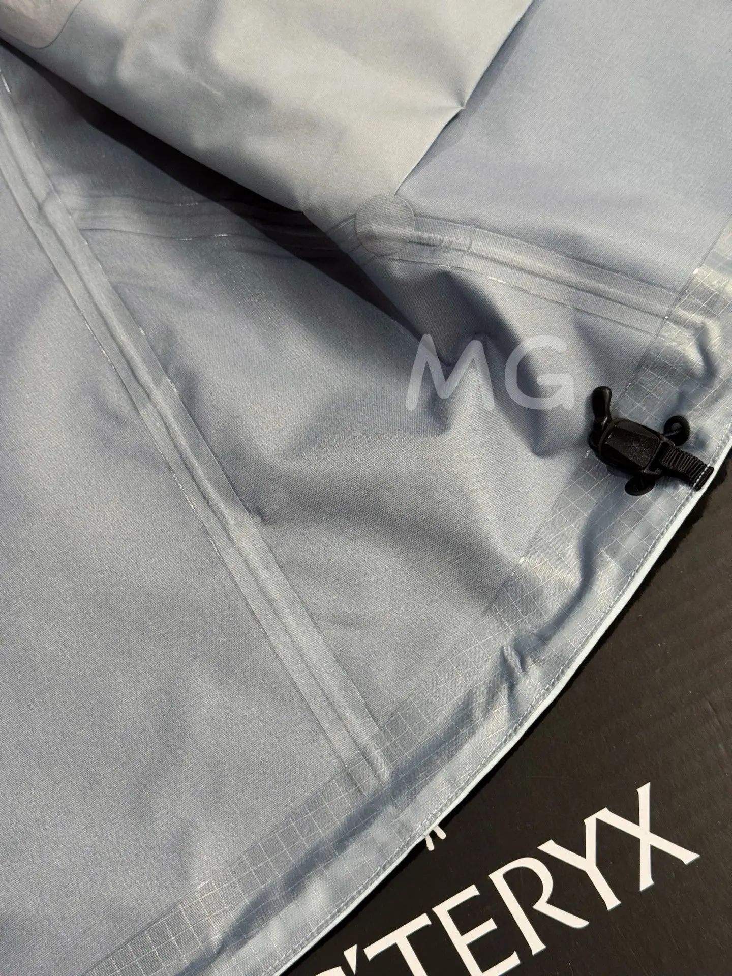 Beta Lightweight GORE-TEX Hooded Jacket D36019413 — view 9