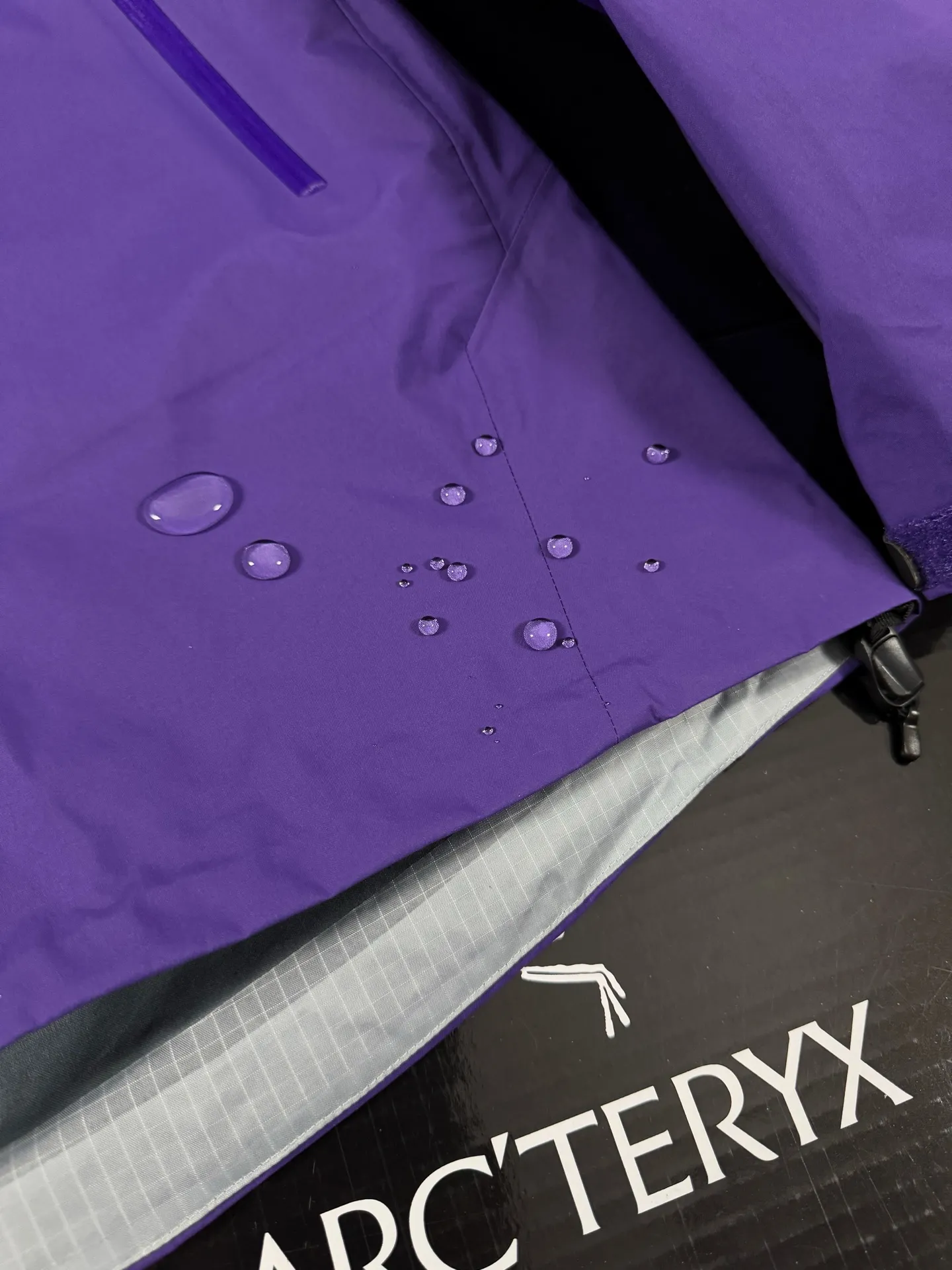 Beta Lightweight GORE-TEX Hooded Jacket D36019418 — view 4