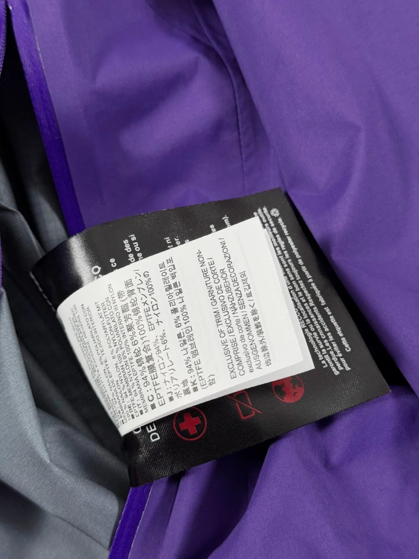 Beta Lightweight GORE-TEX Hooded Jacket D36019418 — view 7
