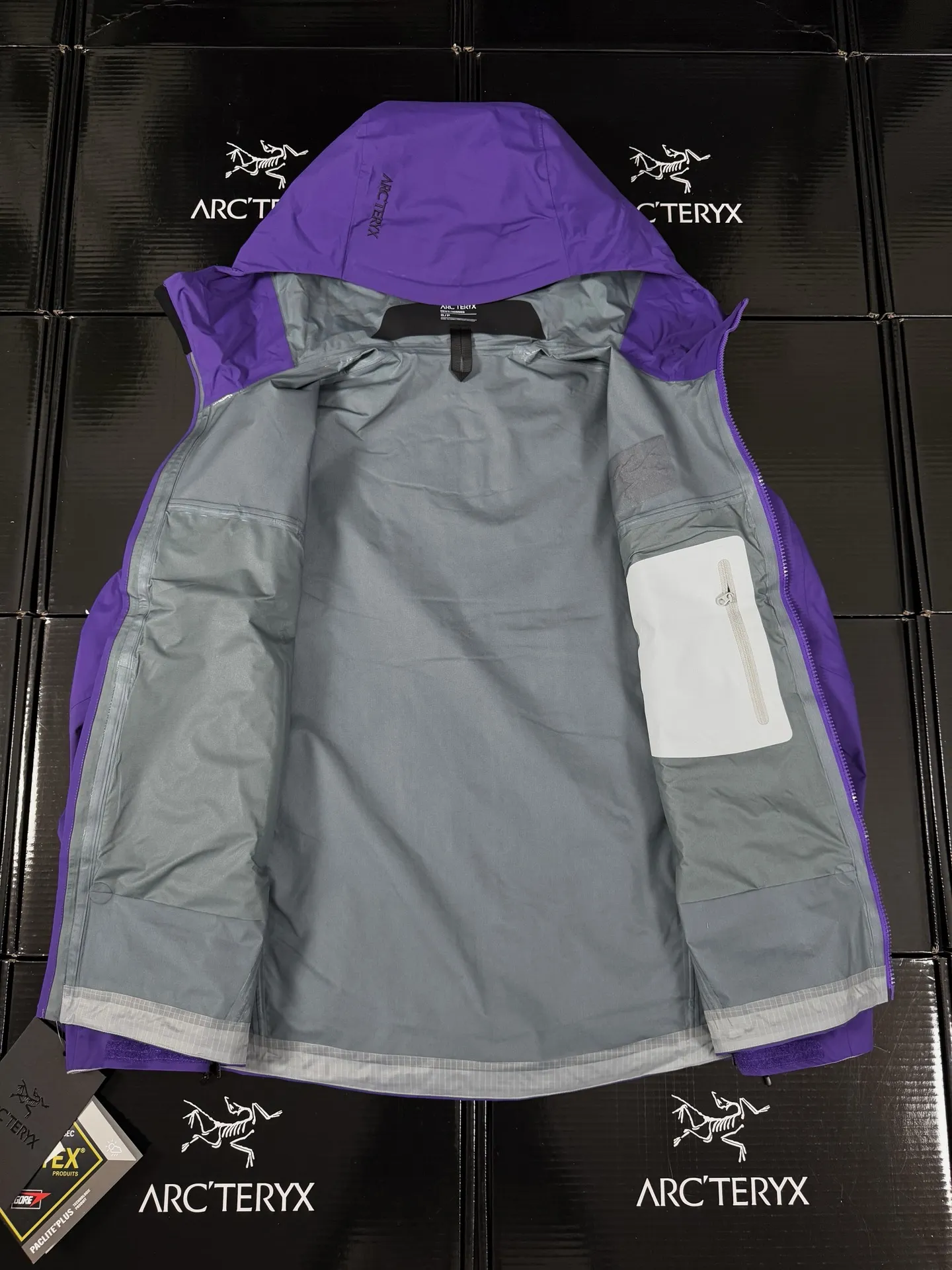 Beta Lightweight GORE-TEX Hooded Jacket D36019418 — view 8