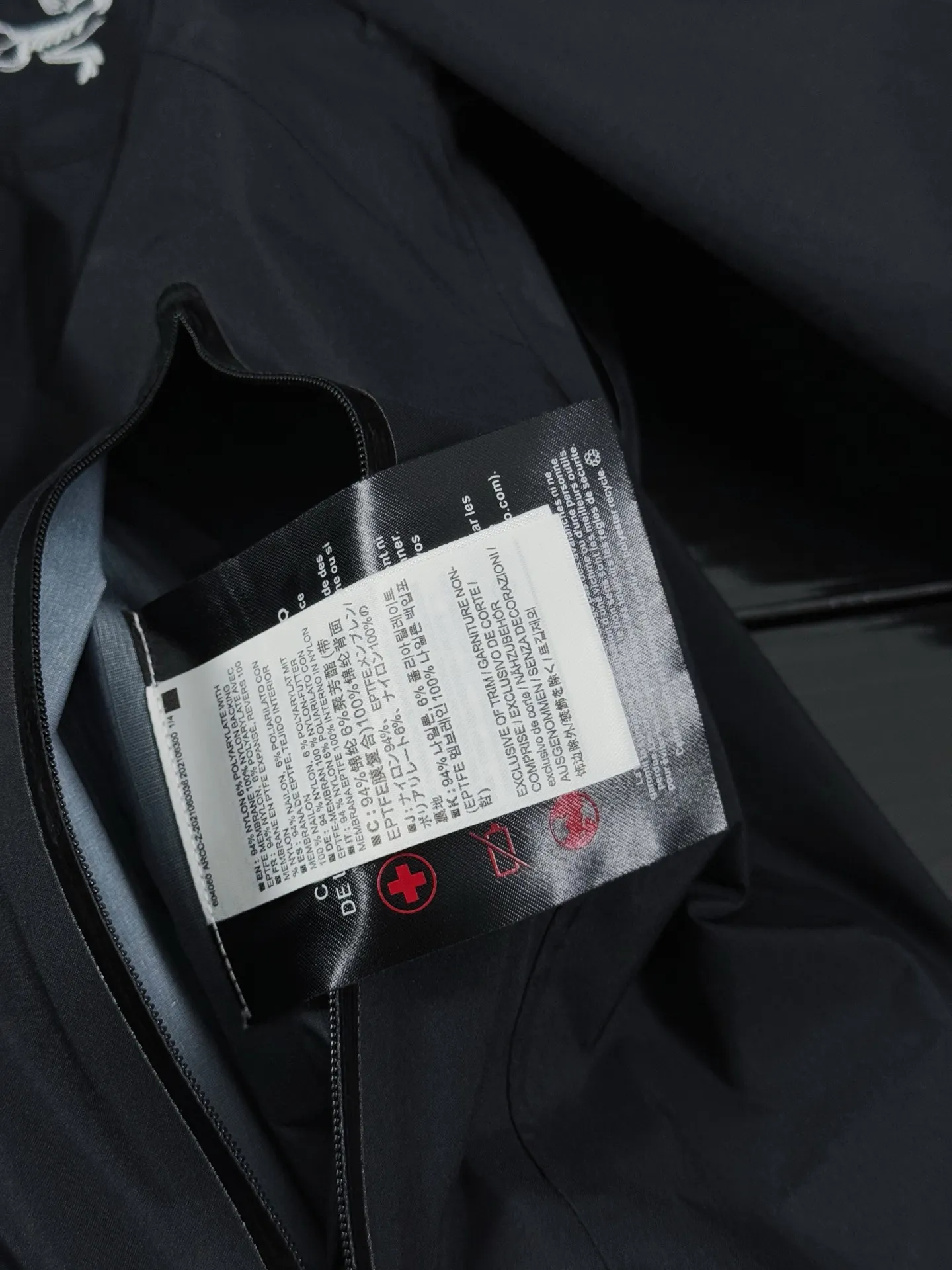 Beta Lightweight GORE-TEX Hooded Jacket D36019420 — view 6