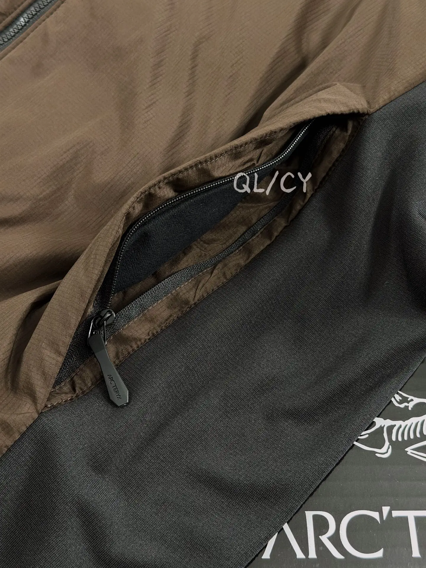 Atom Hoody Lightweight Insulated Jacket D36019647 — view 4