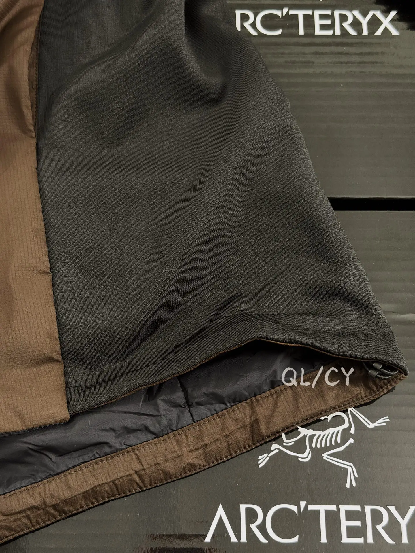 Atom Hoody Lightweight Insulated Jacket D36019647 — view 9