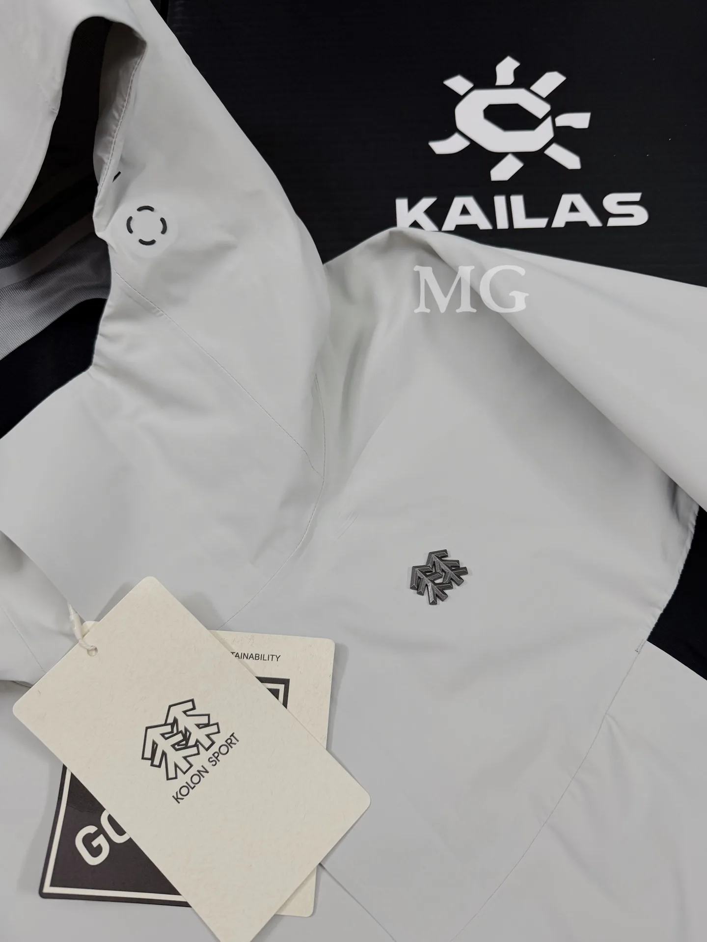 Kolon Sport GAIA GORE-TEX Hooded Shell Jacket D38019374 — view 2
