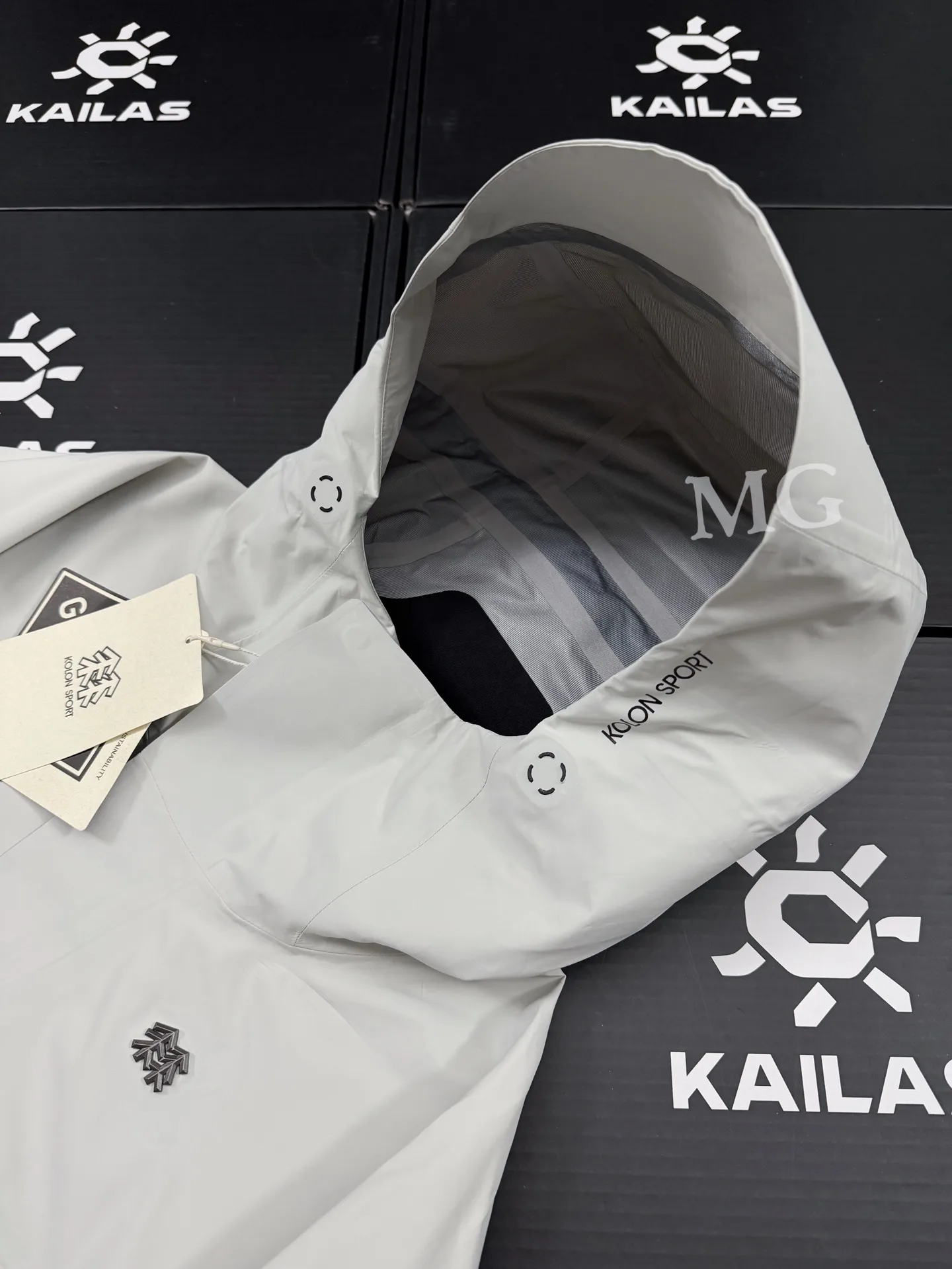 Kolon Sport GAIA GORE-TEX Hooded Shell Jacket D38019374 — view 3