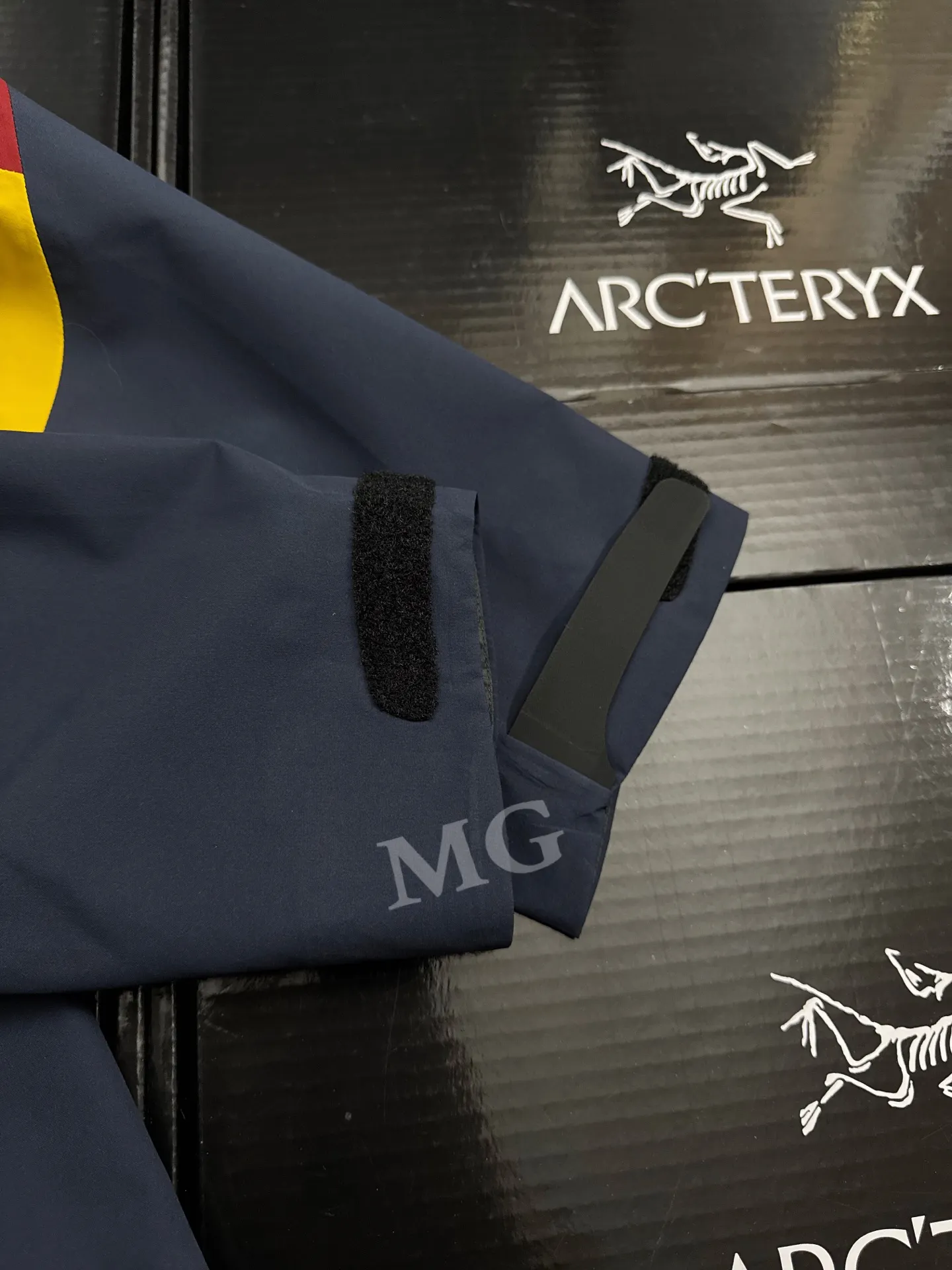 Arc'teryx x Songtsam GORE-TEX Hooded Shell Jacket D38019293 — view 8
