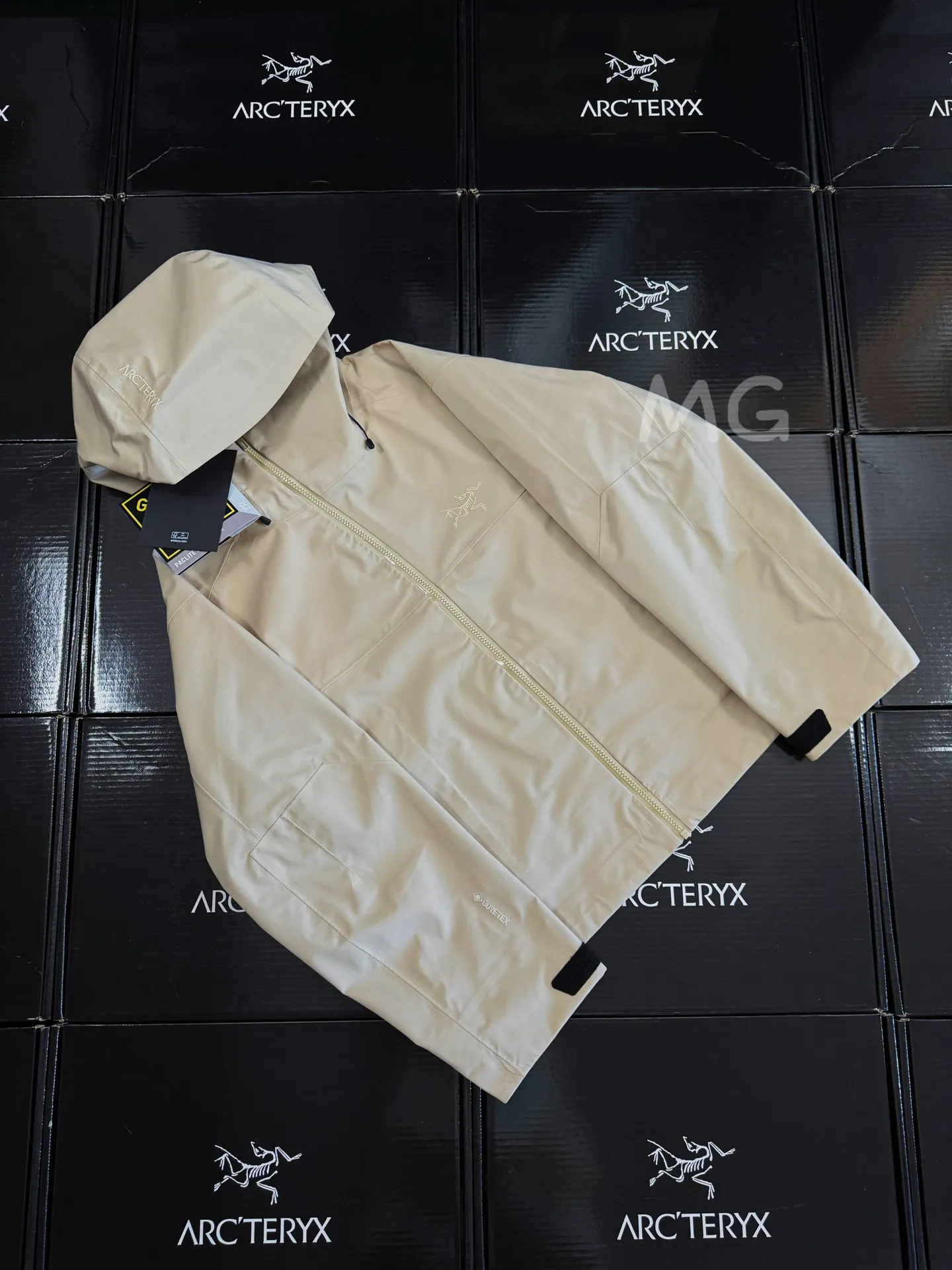 Sidewinder GORE-TEX Shell Jacket D38019311 — view 2