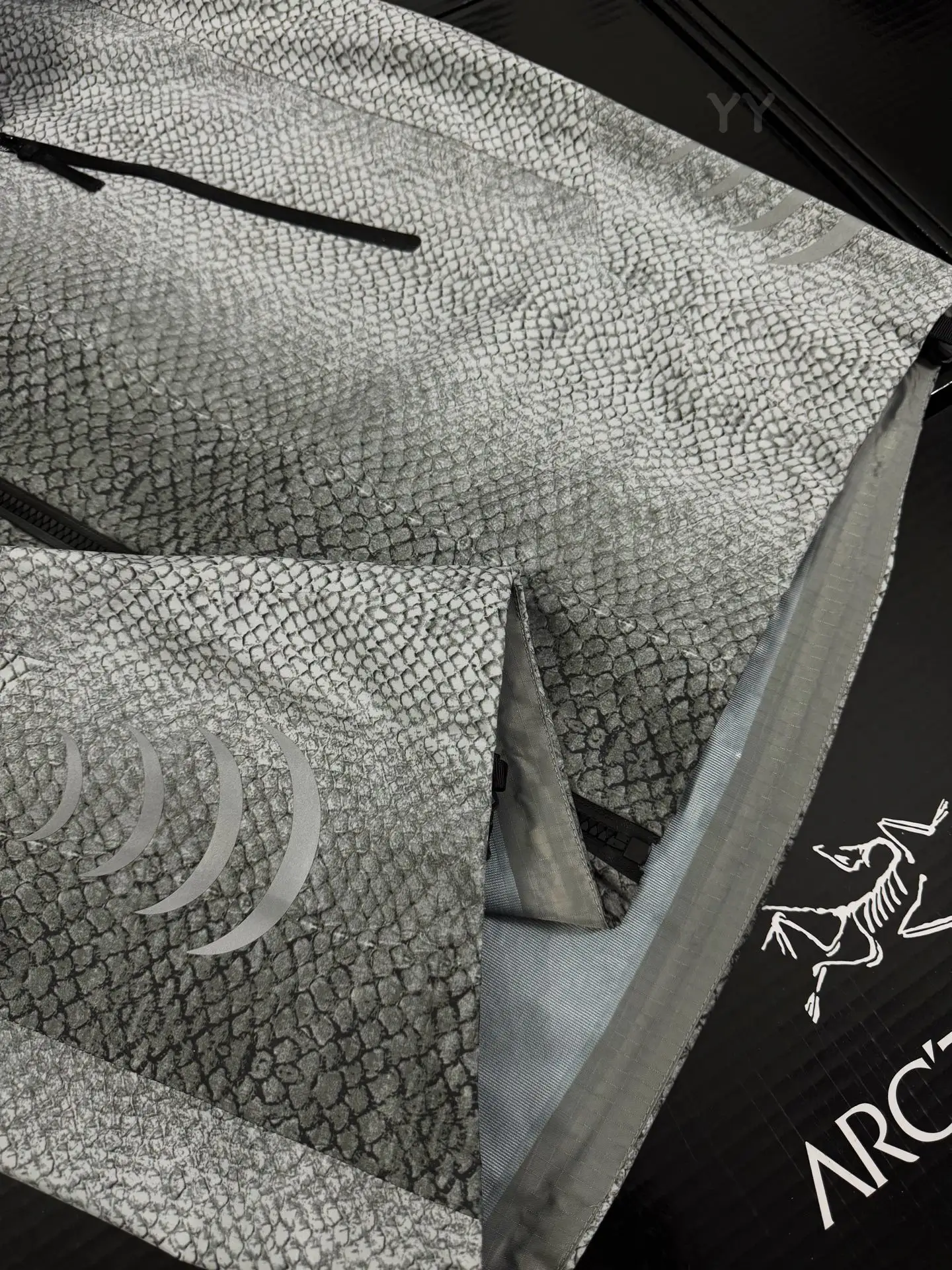 Beta SL Walk Gently Snakeskin Print Shell Jacket D40019313 — view 4