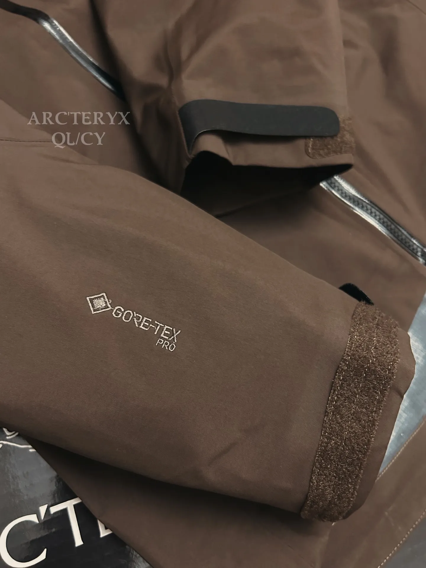 Alpha SV GORE-TEX Hooded Shell Jacket D42019585 — view 2
