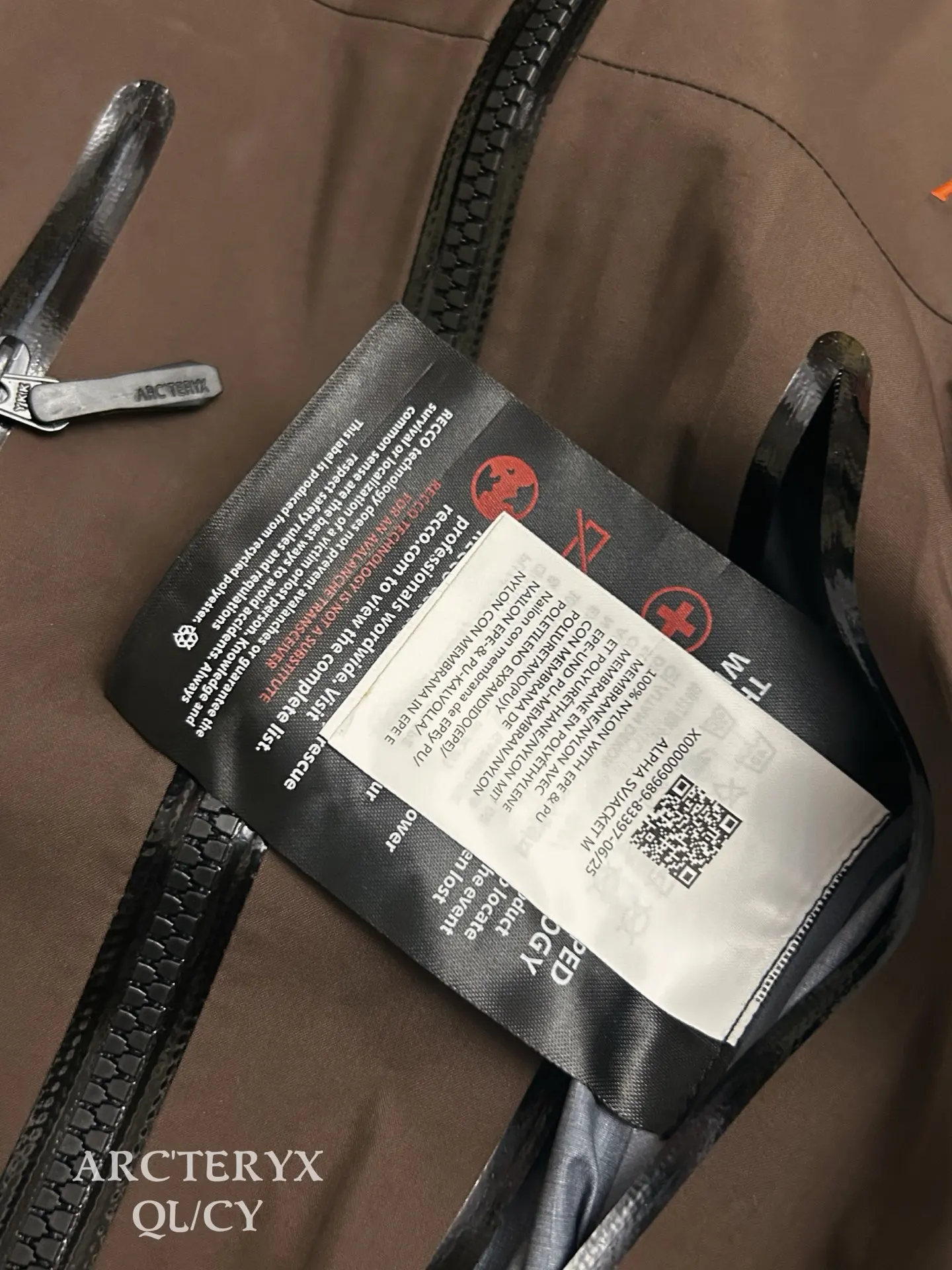 Alpha SV GORE-TEX Hooded Shell Jacket D42019585 — view 3
