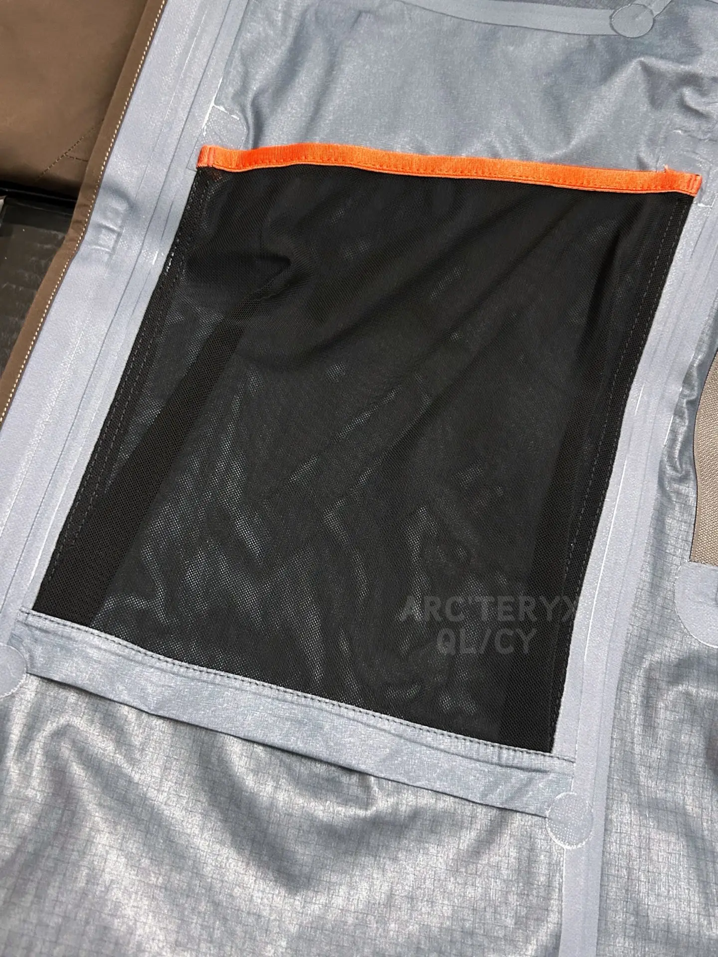 Alpha SV GORE-TEX Hooded Shell Jacket D42019585 — view 5