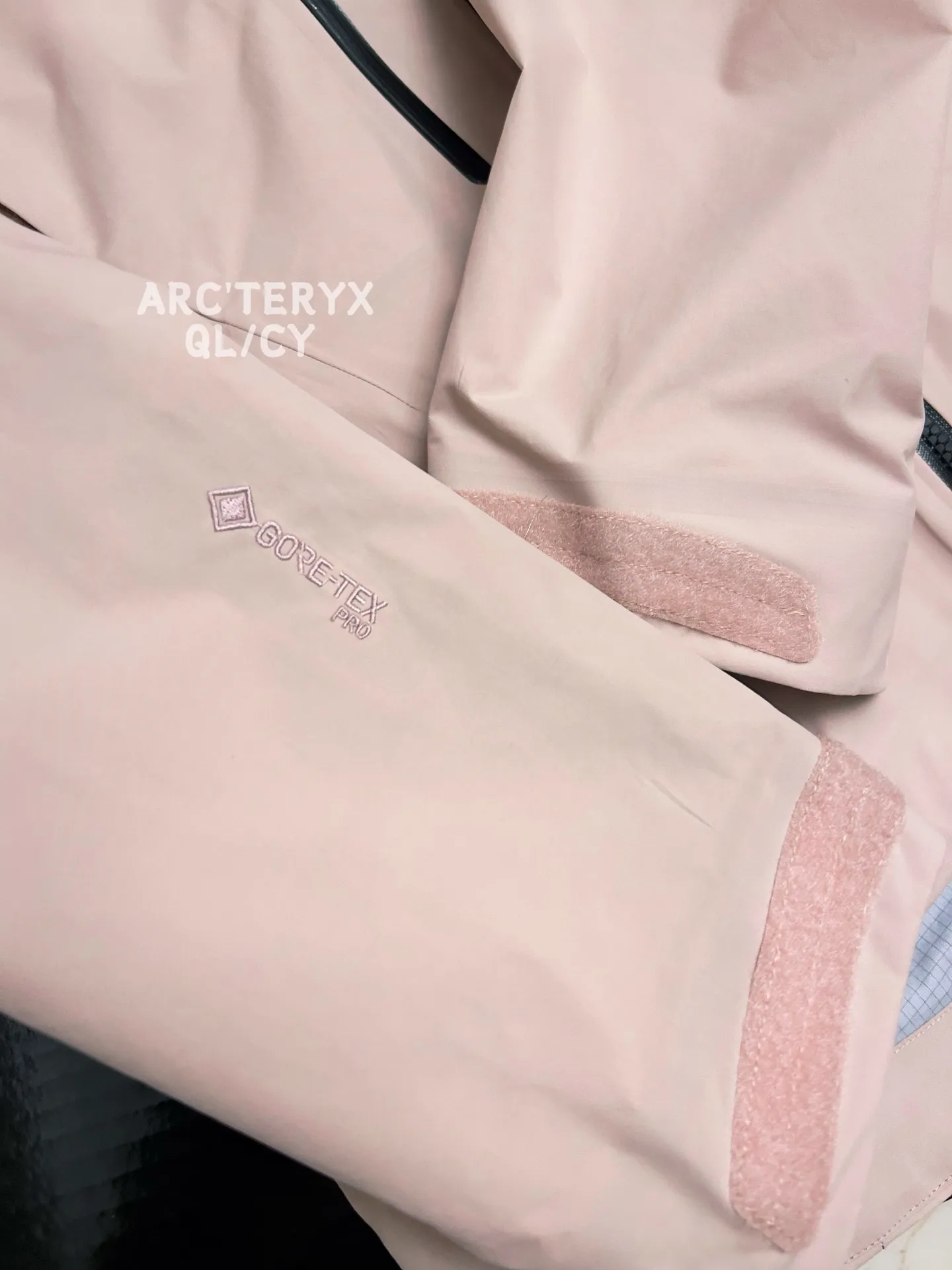 Alpha SV GORE-TEX Hooded Shell Jacket D42019582 — view 3