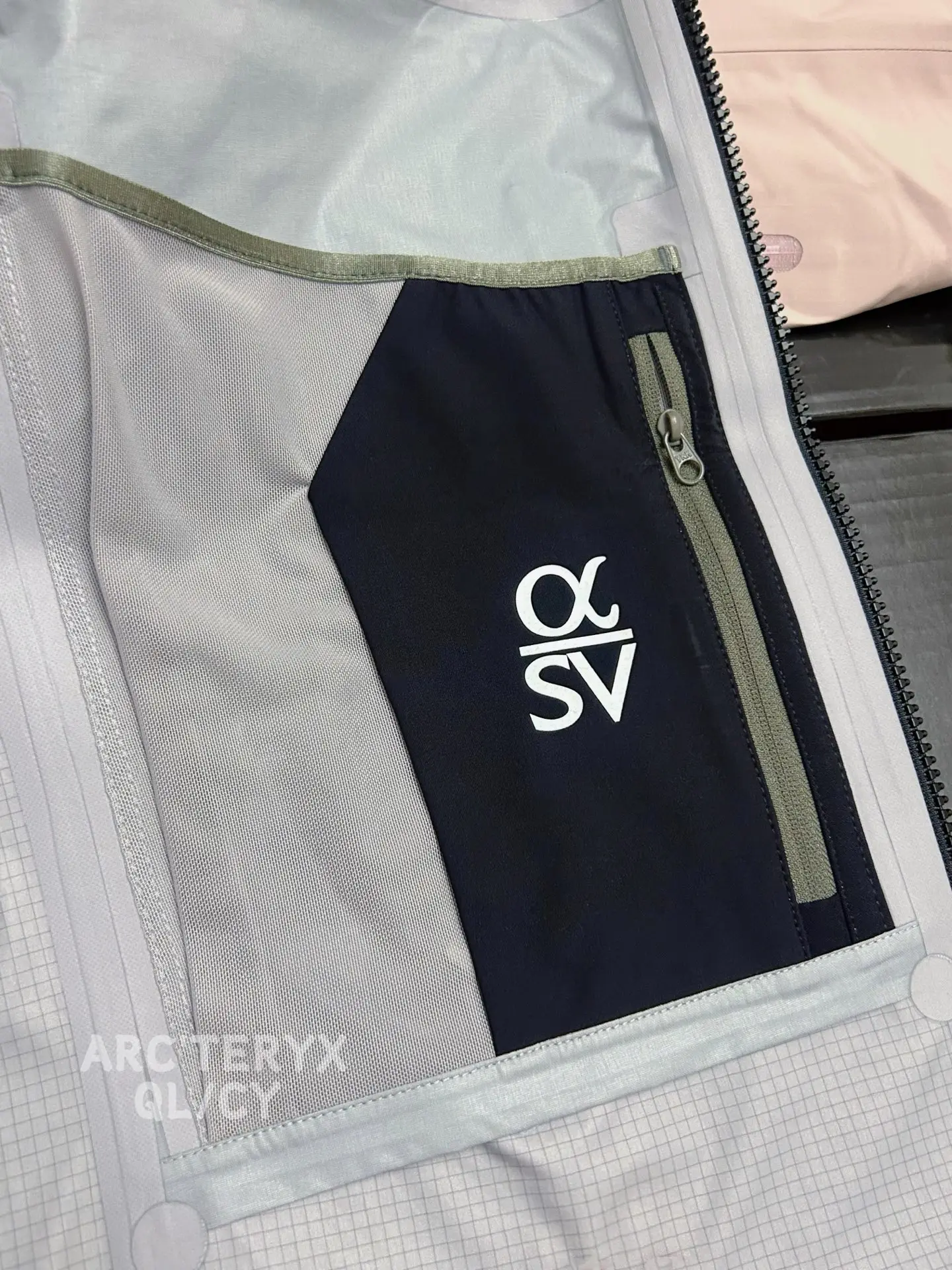 Alpha SV GORE-TEX Hooded Shell Jacket D42019582 — view 6