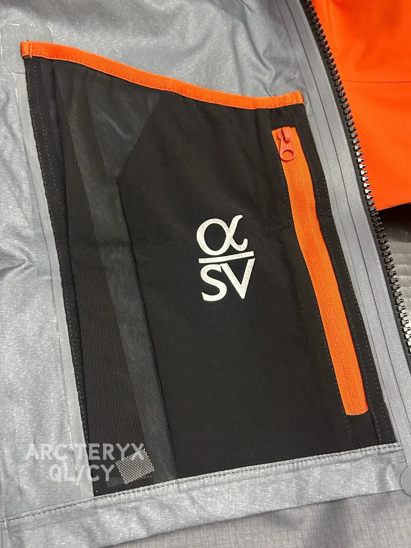 Alpha SV GORE-TEX Hooded Shell Jacket D42019581 — view 6